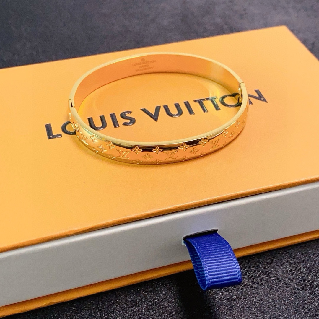 Louis Vuitton 新品 LV字母雕刻手镯 Louis Vuitton 路易威登 一致材质 火 设计独特 前卫