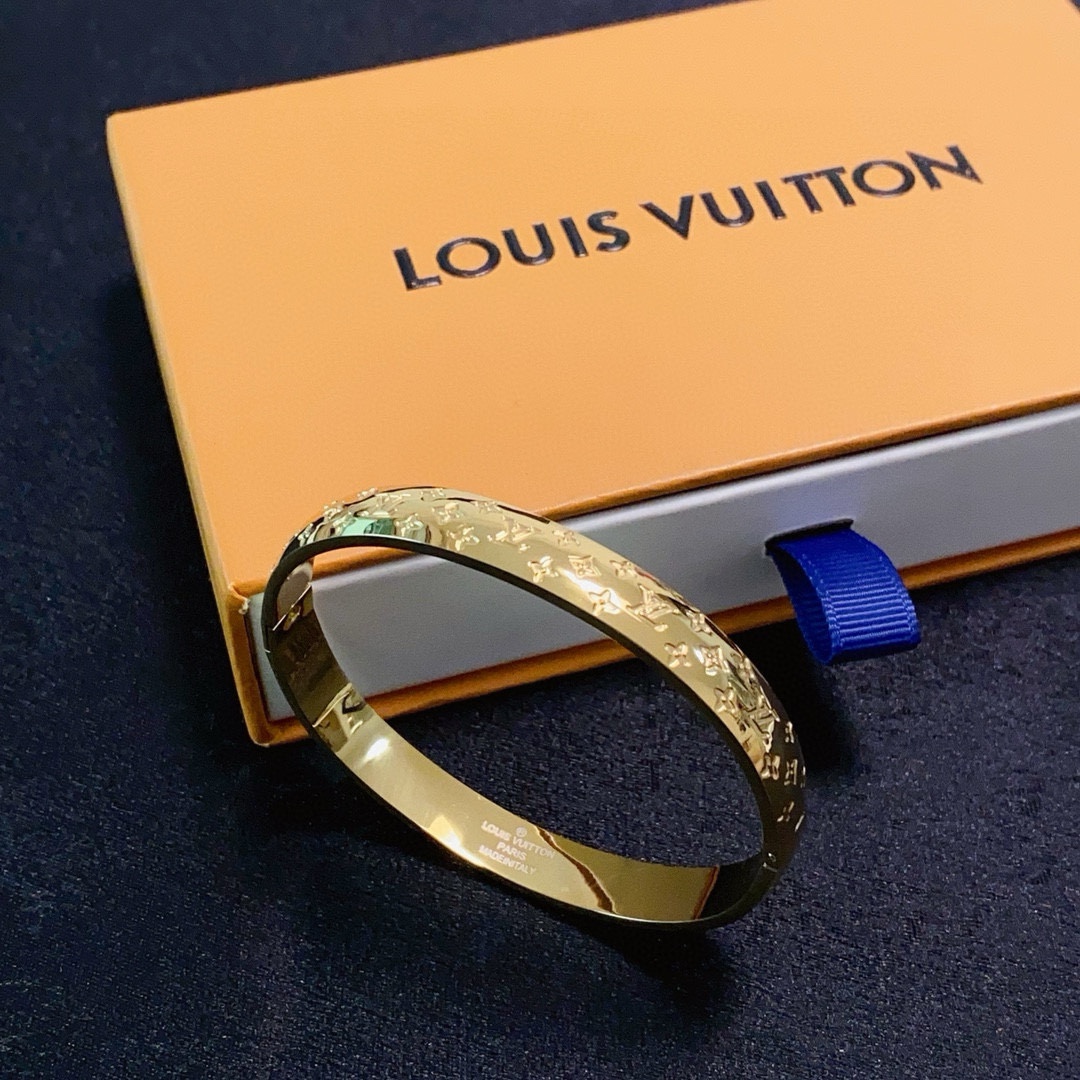 Louis Vuitton 新品 LV字母雕刻手镯 Louis Vuitton 路易威登 一致材质 火 设计独特 前卫
