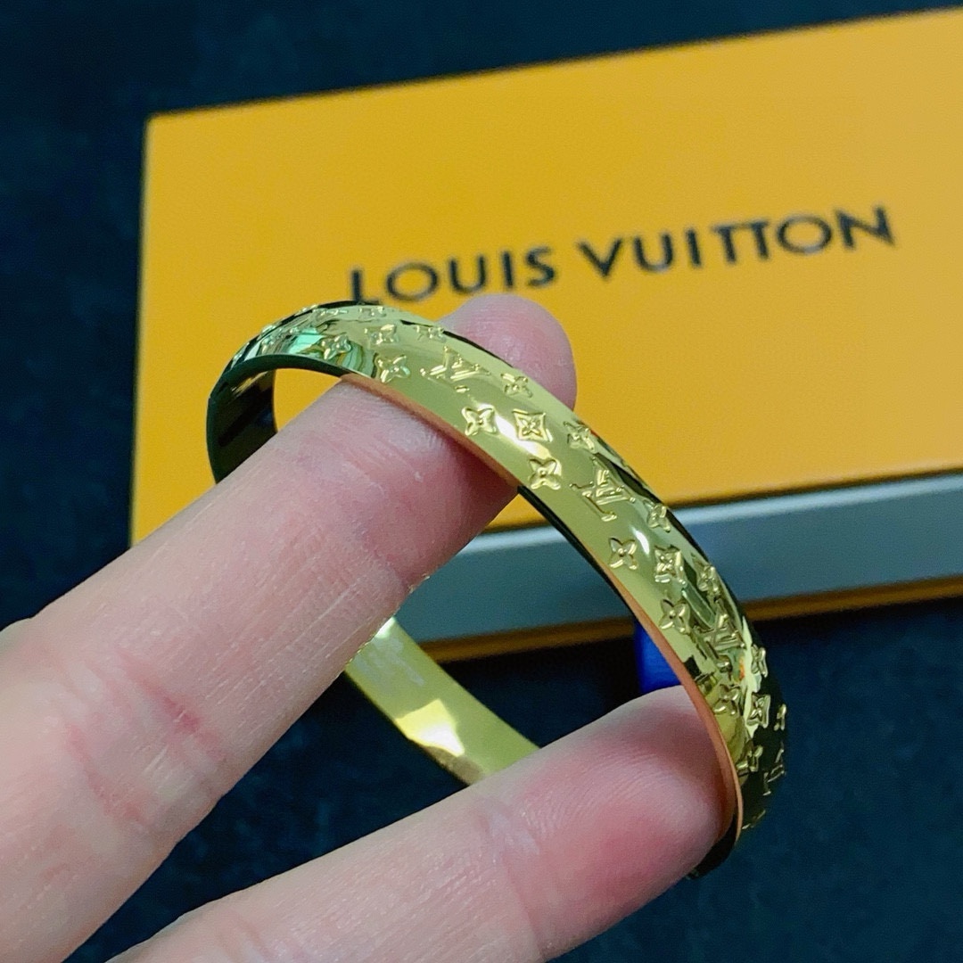 Louis Vuitton 新品 LV字母雕刻手镯 Louis Vuitton 路易威登 一致材质 火 设计独特 前卫