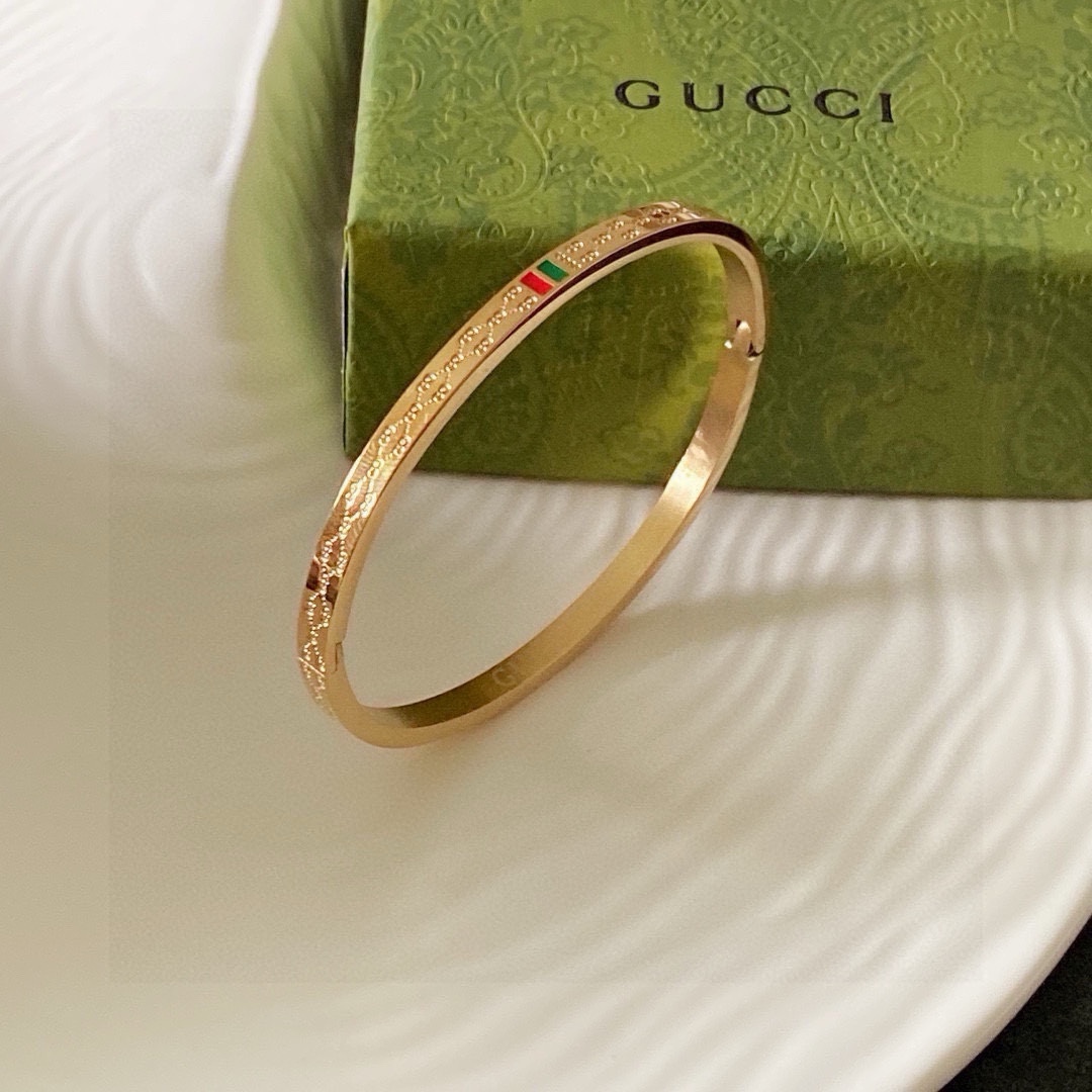 NO:642346,The new Gucci double G bracelet is super heavy-duty bling bling. The colors are well matched and have a high-end feel. The goddess has a high-end temperament. The stainless steel material is not allergic and does not fade. One-to-one exquisite craftsmanship, extremely classic charm, high cost performance. A must-have choice, boutique jewelry, gucci, gucci, bracelet19860909新款古驰Gucci双G手镯超重工bling bling,颜色搭配得非常好高级感 女神气质高端 精钢材质不过敏不褪色.一比一精美工艺,经典至极的魅物,性价比高 必备必入之选,饰品精品,gucci,gucci,bracelet,Jewelry