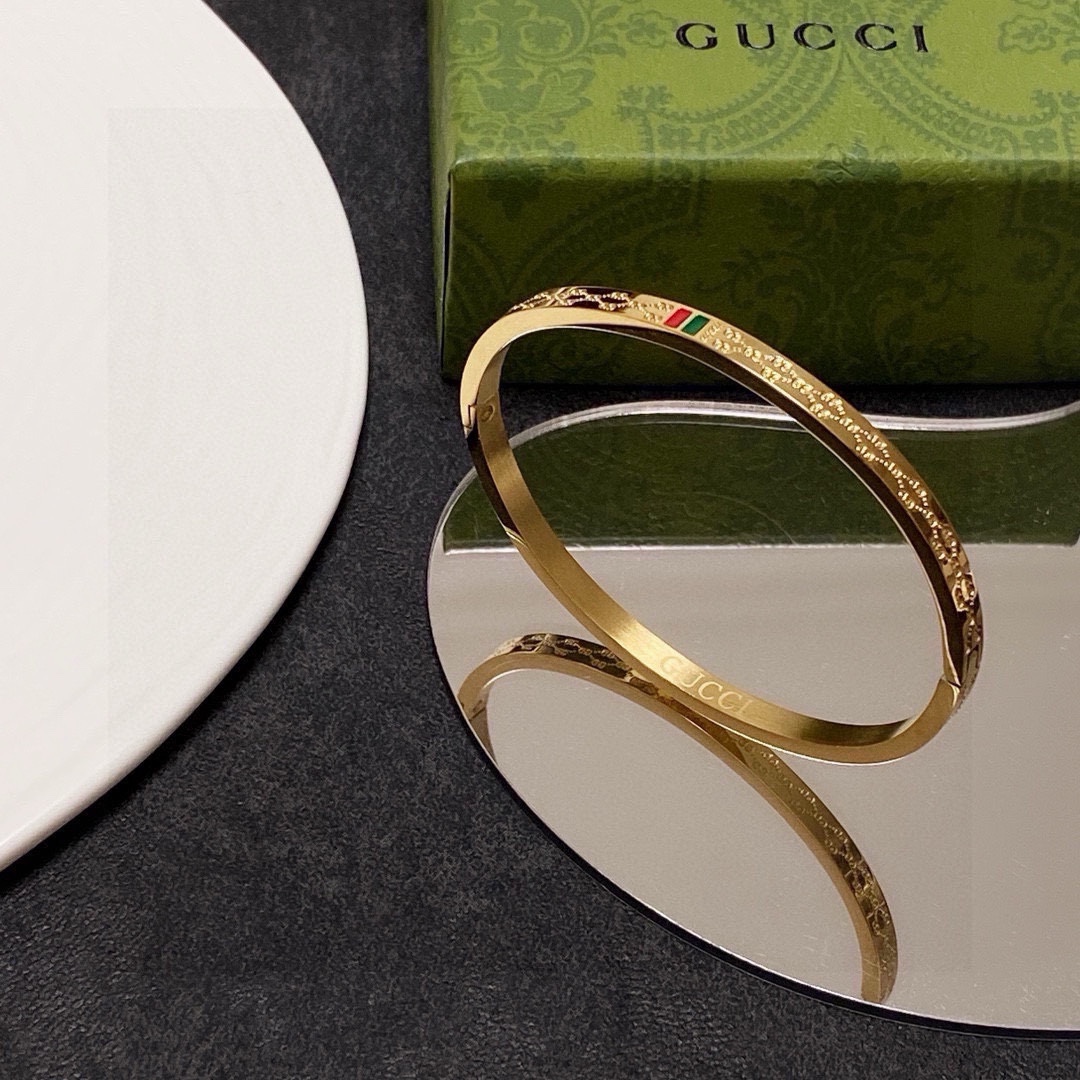 Gucci 新款 古驰Gucci双G手镯 bling 颜色搭配得非常好高级感 女神气质高端 精钢材质不过敏不褪色