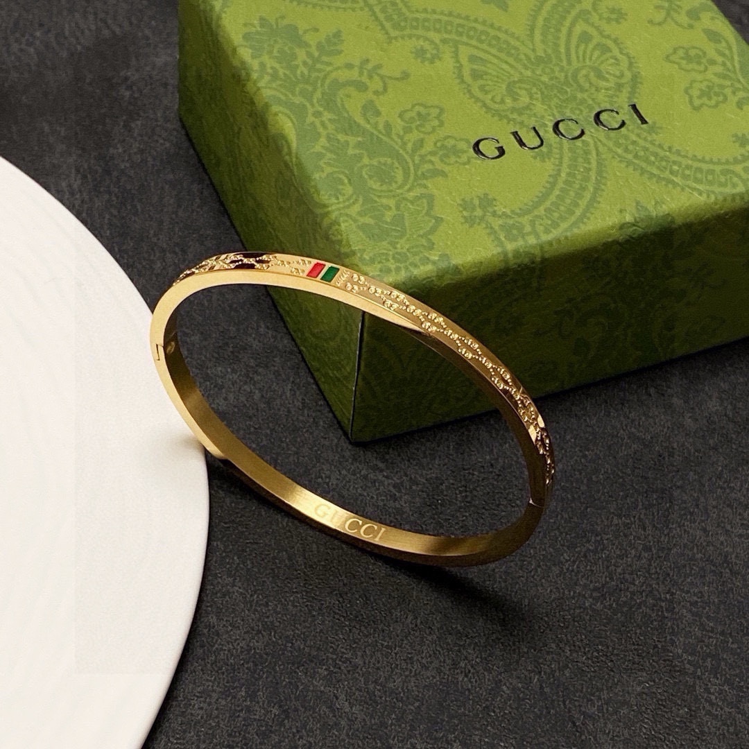 Gucci 新款 古驰Gucci双G手镯 bling 颜色搭配得非常好高级感 女神气质高端 精钢材质不过敏不褪色