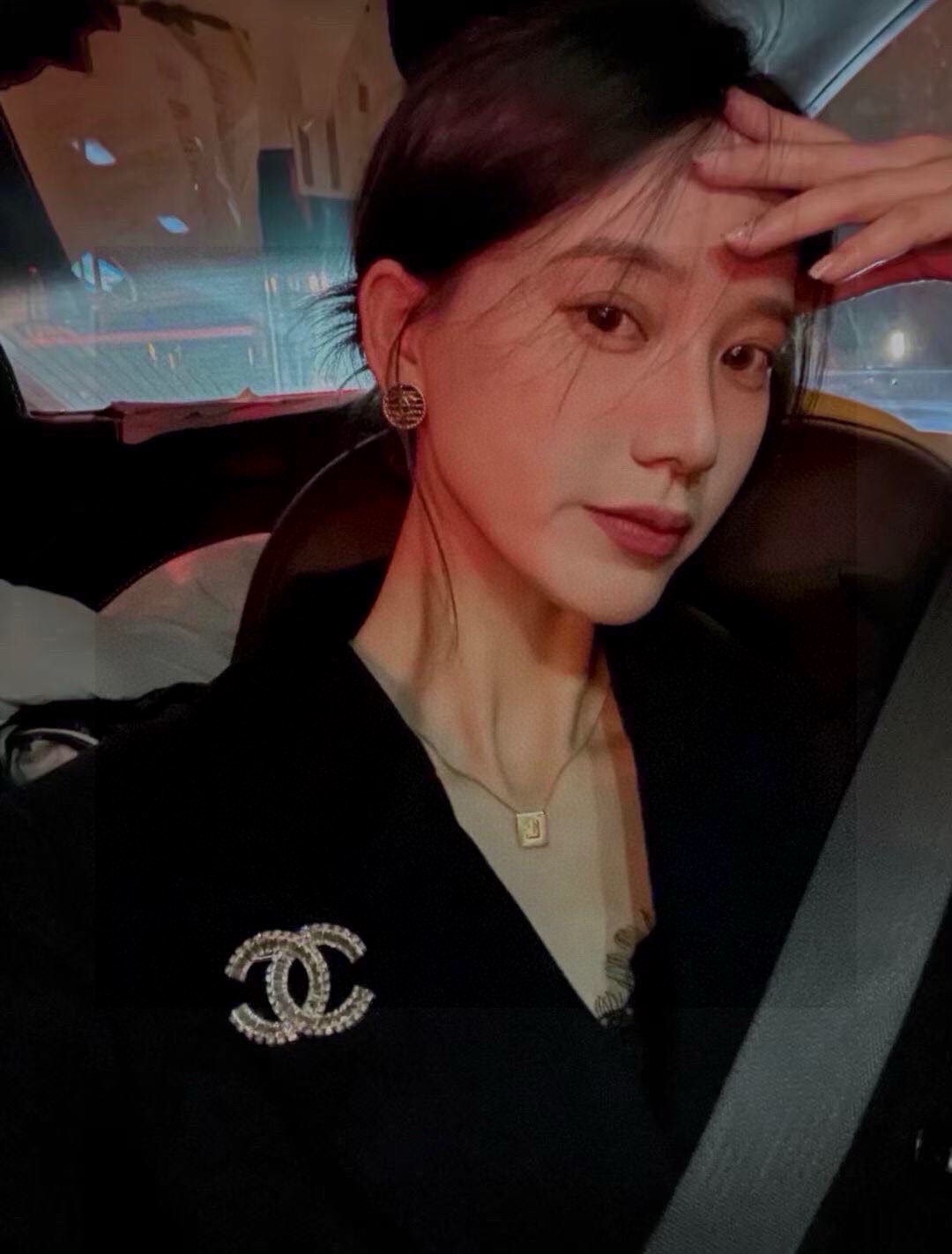 NO:642354,CHANEL Xiaoxiang's new counters are synchronized with the new Chanel brooch, which is the accessory that best understands women. Women who devote all their efforts to being themselves tend to cherish the meaning of the brooch more. Ms. Chanel pinned the brooch on her hat and told the fashionable ladies who imitated her [Broches are very practical. They can be pinned on the collar of a suit, on a pocket, on a hat, on a belt or on an evening dress. Boutique jewelry, chanel, chanel, business  suit, brooch, breastpin, hats19860909CHANEL小香 专柜新款同步上新香奈儿胸针,是最懂女人的饰物.那些倾注了全部心血去做自己的女人,往往更珍惜胸针的意义.香奈儿女士把胸针别在帽子上,并告诉那些模仿她的时髦女士们[胸针可是非常实用,它可以别在西装领上、口袋上、帽子上、腰带上或者是晚礼服上,饰品精品,chanel,chanel,business suit,brooch，breastpin,hats,Jewelry