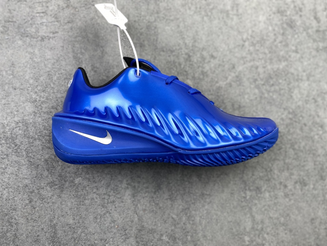 合集💰290支持放店
 Nike Air Zoom GT 4.0 4代 低帮篮球鞋/黑金 金属质感
尺码：40 40.5 41 42 42.5 43 44 44.5 45 46 47.5
货号：IQ2606-100 CJ
“GT Cut 4液态金直接是球场‘黄金战甲’！亮面金鞋面在球场上像移动的聚光灯，黑勾点缀自带贵气buff✨
锯齿包裹锁脚稳到离谱，Zoom气垫踩开就是‘黄金弹射’——别人打球靠技术，你打球靠‘钞能力’颜值+实力双杀！
——这双‘黄金战靴’你们觉得打什么位置最有排面？”h9