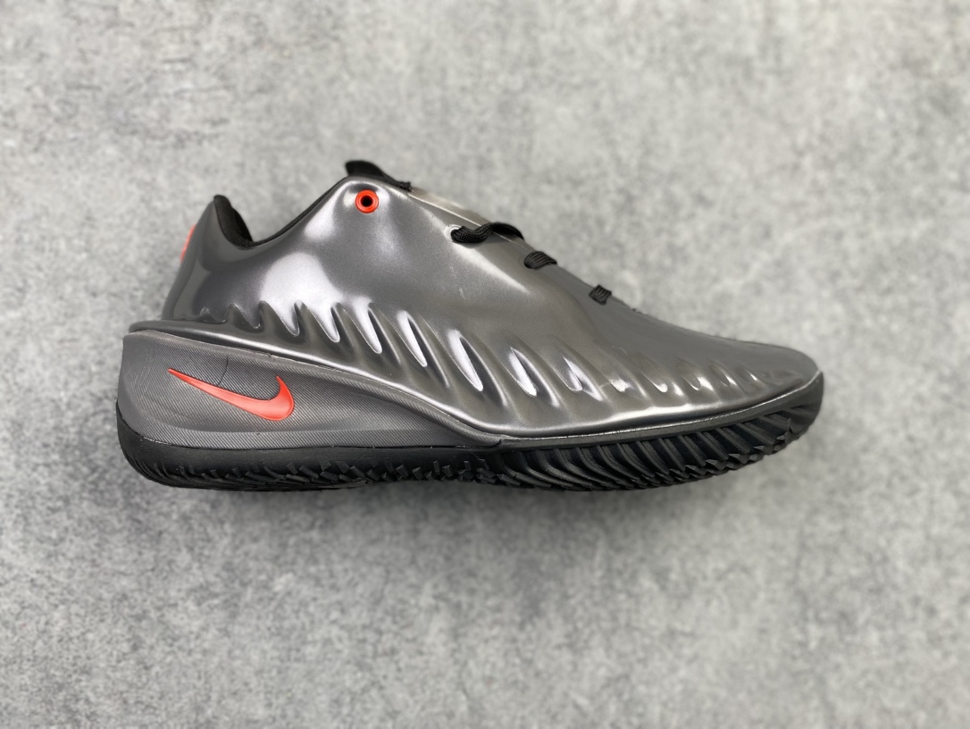 合集💰290支持放店
 Nike Air Zoom GT 4.0 4代 低帮篮球鞋/黑金 金属质感
尺码：40 40.5 41 42 42.5 43 44 44.5 45 46 47.5
货号：IQ2606-100 CJ
“GT Cut 4液态金直接是球场‘黄金战甲’！亮面金鞋面在球场上像移动的聚光灯，黑勾点缀自带贵气buff✨
锯齿包裹锁脚稳到离谱，Zoom气垫踩开就是‘黄金弹射’——别人打球靠技术，你打球靠‘钞能力’颜值+实力双杀！
——这双‘黄金战靴’你们觉得打什么位置最有排面？”h9