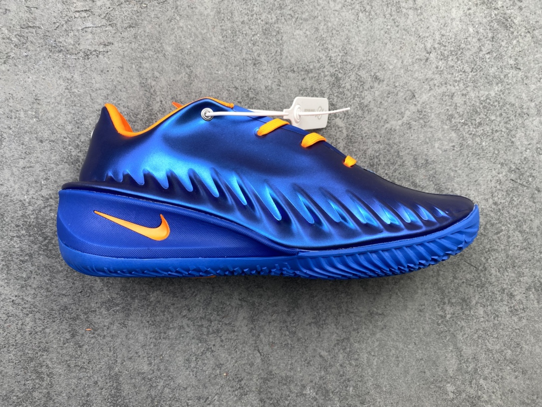 合集💰290支持放店
 Nike Air Zoom GT 4.0 4代 低帮篮球鞋/黑金 金属质感
尺码：40 40.5 41 42 42.5 43 44 44.5 45 46 47.5
货号：IQ2606-100 CJ
“GT Cut 4液态金直接是球场‘黄金战甲’！亮面金鞋面在球场上像移动的聚光灯，黑勾点缀自带贵气buff✨
锯齿包裹锁脚稳到离谱，Zoom气垫踩开就是‘黄金弹射’——别人打球靠技术，你打球靠‘钞能力’颜值+实力双杀！
——这双‘黄金战靴’你们觉得打什么位置最有排面？”h9