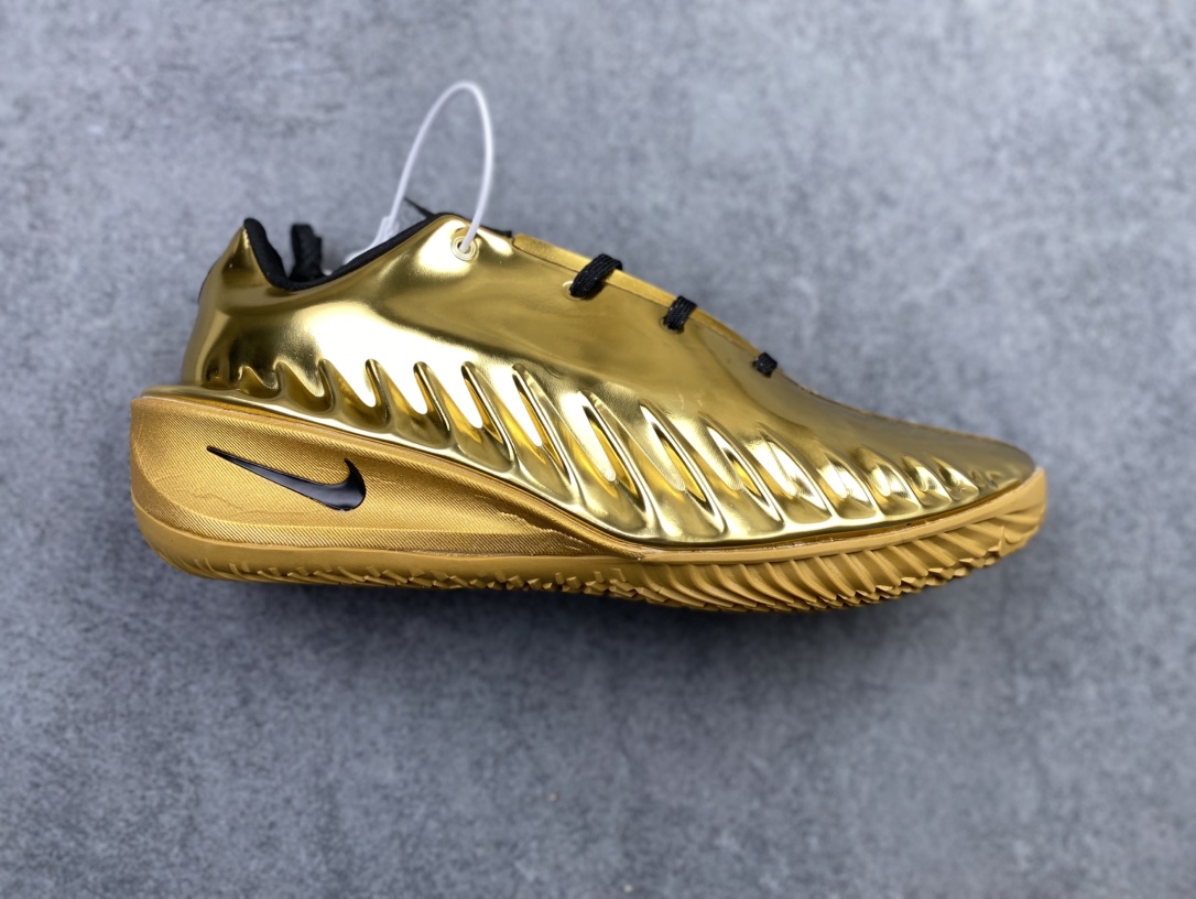 合集💰290支持放店
 Nike Air Zoom GT 4.0 4代 低帮篮球鞋/黑金 金属质感
尺码：40 40.5 41 42 42.5 43 44 44.5 45 46 47.5
货号：IQ2606-100 CJ
“GT Cut 4液态金直接是球场‘黄金战甲’！亮面金鞋面在球场上像移动的聚光灯，黑勾点缀自带贵气buff✨
锯齿包裹锁脚稳到离谱，Zoom气垫踩开就是‘黄金弹射’——别人打球靠技术，你打球靠‘钞能力’颜值+实力双杀！
——这双‘黄金战靴’你们觉得打什么位置最有排面？”h9