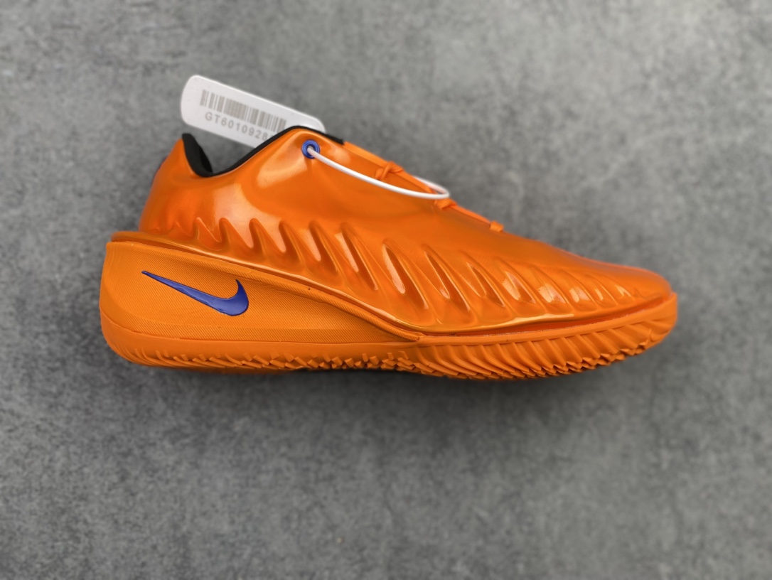 合集💰290支持放店
 Nike Air Zoom GT 4.0 4代 低帮篮球鞋/黑金 金属质感
尺码：40 40.5 41 42 42.5 43 44 44.5 45 46 47.5
货号：IQ2606-100 CJ
“GT Cut 4液态金直接是球场‘黄金战甲’！亮面金鞋面在球场上像移动的聚光灯，黑勾点缀自带贵气buff✨
锯齿包裹锁脚稳到离谱，Zoom气垫踩开就是‘黄金弹射’——别人打球靠技术，你打球靠‘钞能力’颜值+实力双杀！
——这双‘黄金战靴’你们觉得打什么位置最有排面？”h9