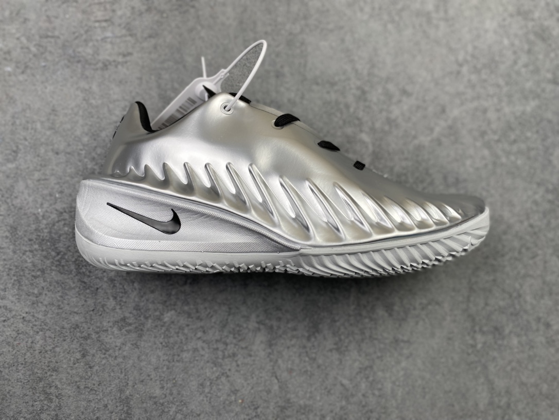 合集💰290支持放店
 Nike Air Zoom GT 4.0 4代 低帮篮球鞋/黑金 金属质感
尺码：40 40.5 41 42 42.5 43 44 44.5 45 46 47.5
货号：IQ2606-100 CJ
“GT Cut 4液态金直接是球场‘黄金战甲’！亮面金鞋面在球场上像移动的聚光灯，黑勾点缀自带贵气buff✨
锯齿包裹锁脚稳到离谱，Zoom气垫踩开就是‘黄金弹射’——别人打球靠技术，你打球靠‘钞能力’颜值+实力双杀！
——这双‘黄金战靴’你们觉得打什么位置最有排面？”h9