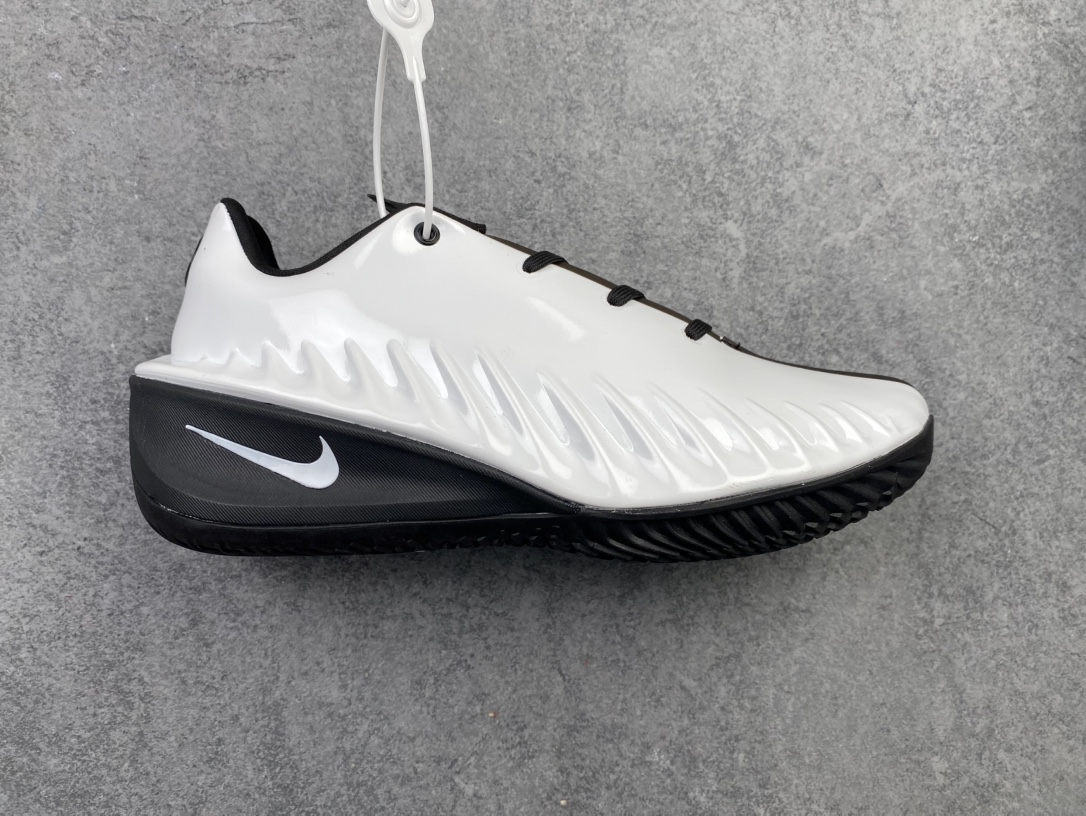 合集💰290支持放店
 Nike Air Zoom GT 4.0 4代 低帮篮球鞋/黑金 金属质感
尺码：40 40.5 41 42 42.5 43 44 44.5 45 46 47.5
货号：IQ2606-100 CJ
“GT Cut 4液态金直接是球场‘黄金战甲’！亮面金鞋面在球场上像移动的聚光灯，黑勾点缀自带贵气buff✨
锯齿包裹锁脚稳到离谱，Zoom气垫踩开就是‘黄金弹射’——别人打球靠技术，你打球靠‘钞能力’颜值+实力双杀！
——这双‘黄金战靴’你们觉得打什么位置最有排面？”h9