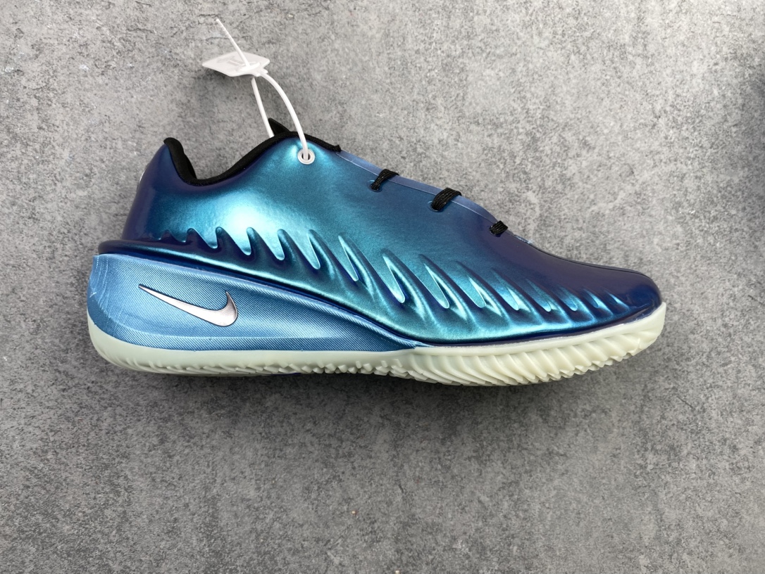 合集💰290支持放店
 Nike Air Zoom GT 4.0 4代 低帮篮球鞋/黑金 金属质感
尺码：40 40.5 41 42 42.5 43 44 44.5 45 46 47.5
货号：IQ2606-100 CJ
“GT Cut 4液态金直接是球场‘黄金战甲’！亮面金鞋面在球场上像移动的聚光灯，黑勾点缀自带贵气buff✨
锯齿包裹锁脚稳到离谱，Zoom气垫踩开就是‘黄金弹射’——别人打球靠技术，你打球靠‘钞能力’颜值+实力双杀！
——这双‘黄金战靴’你们觉得打什么位置最有排面？”h9