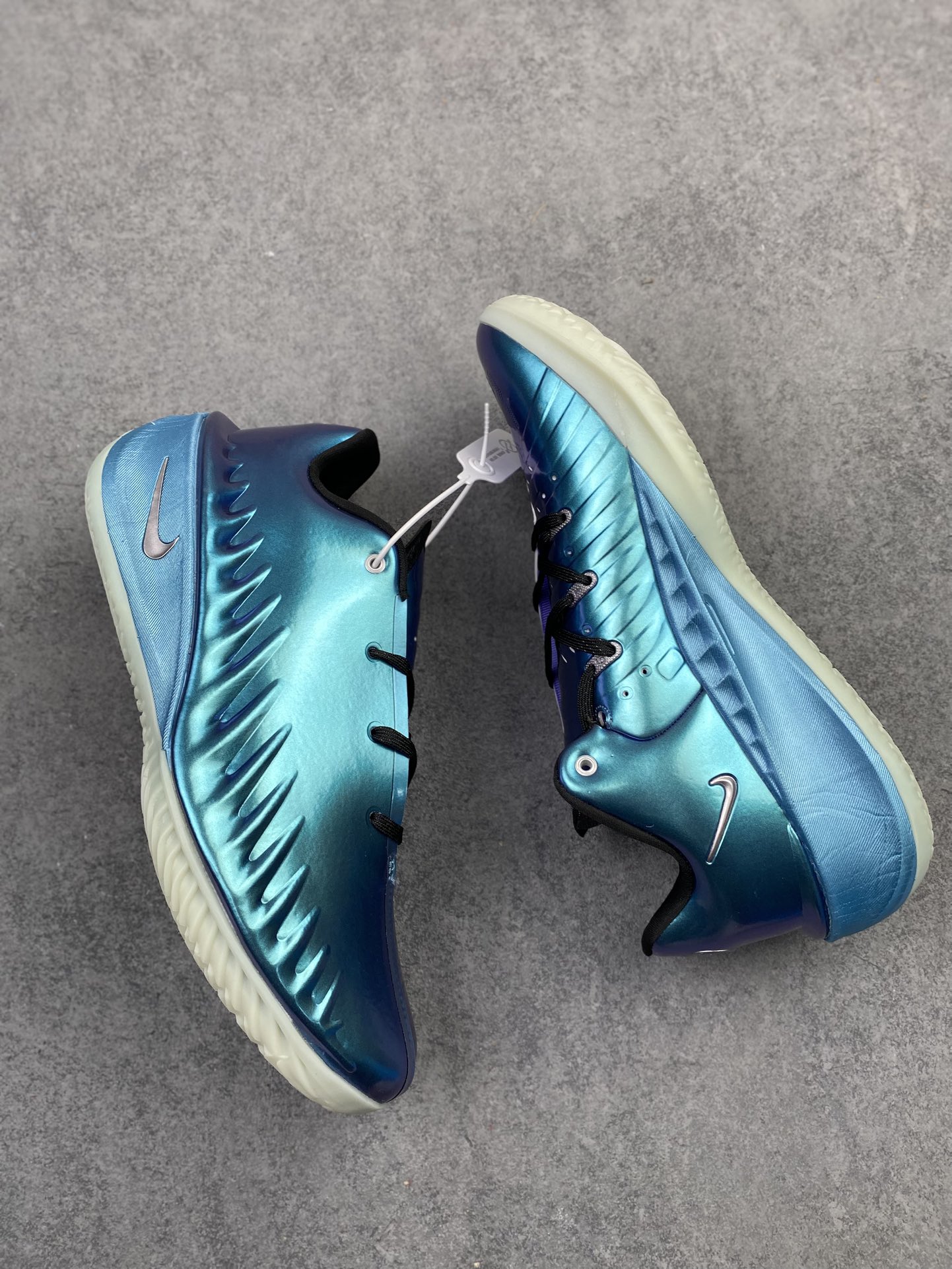 💰290支持放店
 Nike Air Zoom GT 4.0 4代 低帮篮球鞋/黑金 金属质感
尺码：40 40.5 41 42 42.5 43 44 44.5 45 46 47.5
货号：IQ2606-100 CJ
“GT Cut 4液态金直接是球场‘黄金战甲’！亮面金鞋面在球场上像移动的聚光灯，黑勾点缀自带贵气buff✨
锯齿包裹锁脚稳到离谱，Zoom气垫踩开就是‘黄金弹射’——别人打球靠技术，你打球靠‘钞能力’颜值+实力双杀！
——这双‘黄金战靴’你们觉得打什么位置最有排面？”h9