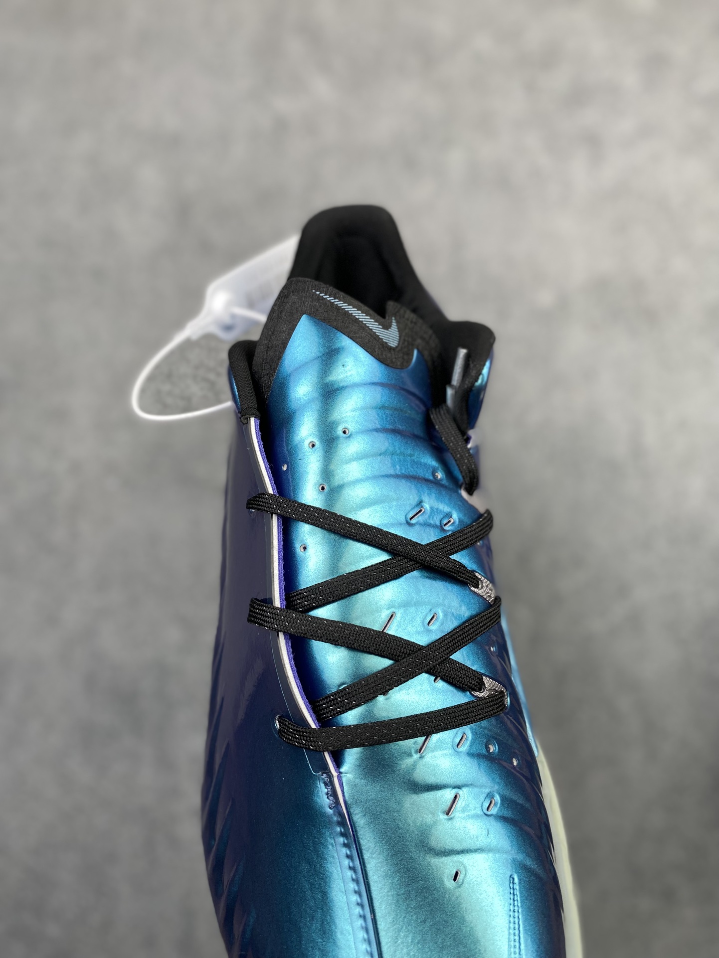 💰290支持放店
 Nike Air Zoom GT 4.0 4代 低帮篮球鞋/黑金 金属质感
尺码：40 40.5 41 42 42.5 43 44 44.5 45 46 47.5
货号：IQ2606-100 CJ
“GT Cut 4液态金直接是球场‘黄金战甲’！亮面金鞋面在球场上像移动的聚光灯，黑勾点缀自带贵气buff✨
锯齿包裹锁脚稳到离谱，Zoom气垫踩开就是‘黄金弹射’——别人打球靠技术，你打球靠‘钞能力’颜值+实力双杀！
——这双‘黄金战靴’你们觉得打什么位置最有排面？”h9