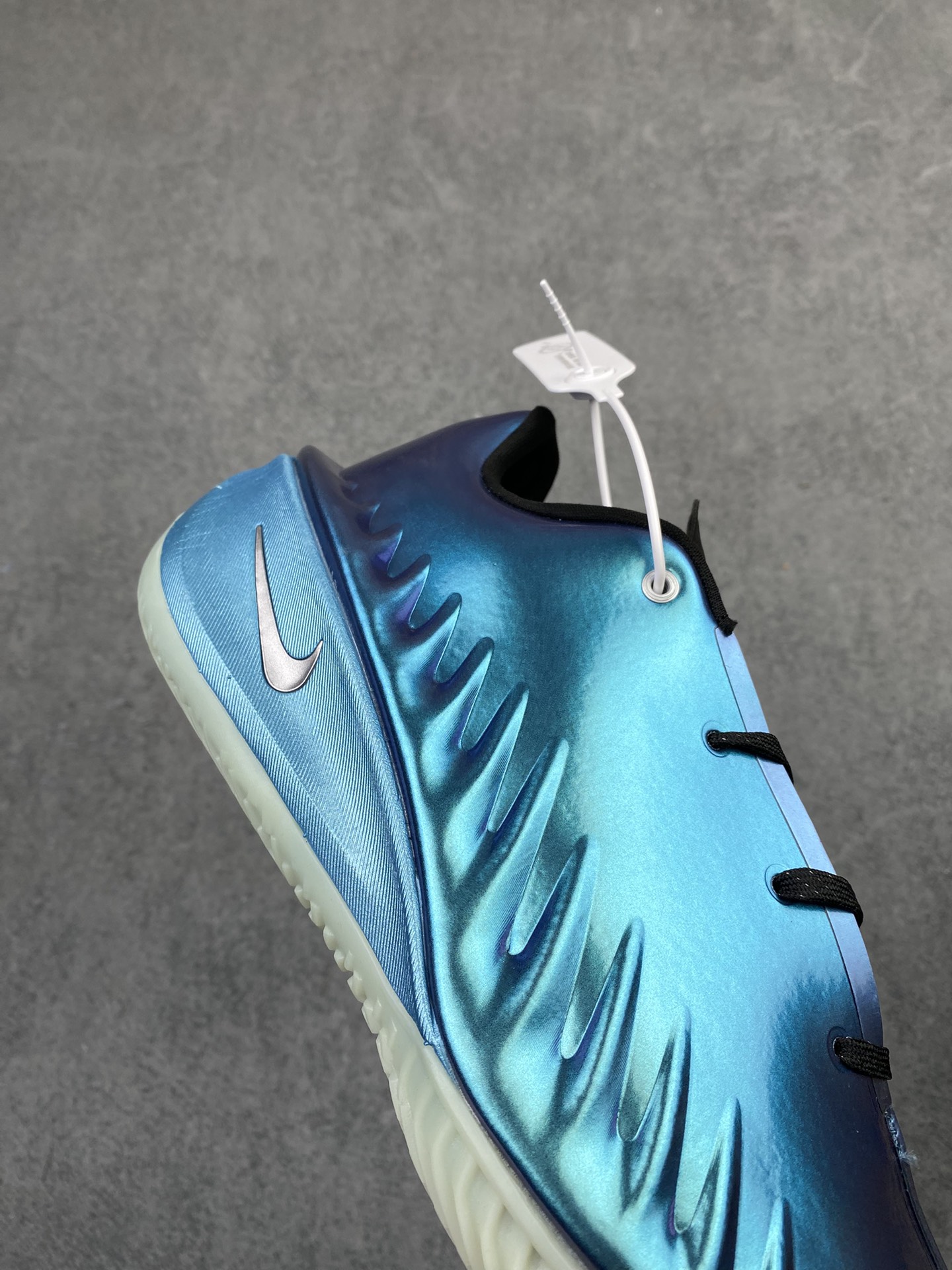 💰290支持放店
 Nike Air Zoom GT 4.0 4代 低帮篮球鞋/黑金 金属质感
尺码：40 40.5 41 42 42.5 43 44 44.5 45 46 47.5
货号：IQ2606-100 CJ
“GT Cut 4液态金直接是球场‘黄金战甲’！亮面金鞋面在球场上像移动的聚光灯，黑勾点缀自带贵气buff✨
锯齿包裹锁脚稳到离谱，Zoom气垫踩开就是‘黄金弹射’——别人打球靠技术，你打球靠‘钞能力’颜值+实力双杀！
——这双‘黄金战靴’你们觉得打什么位置最有排面？”h9