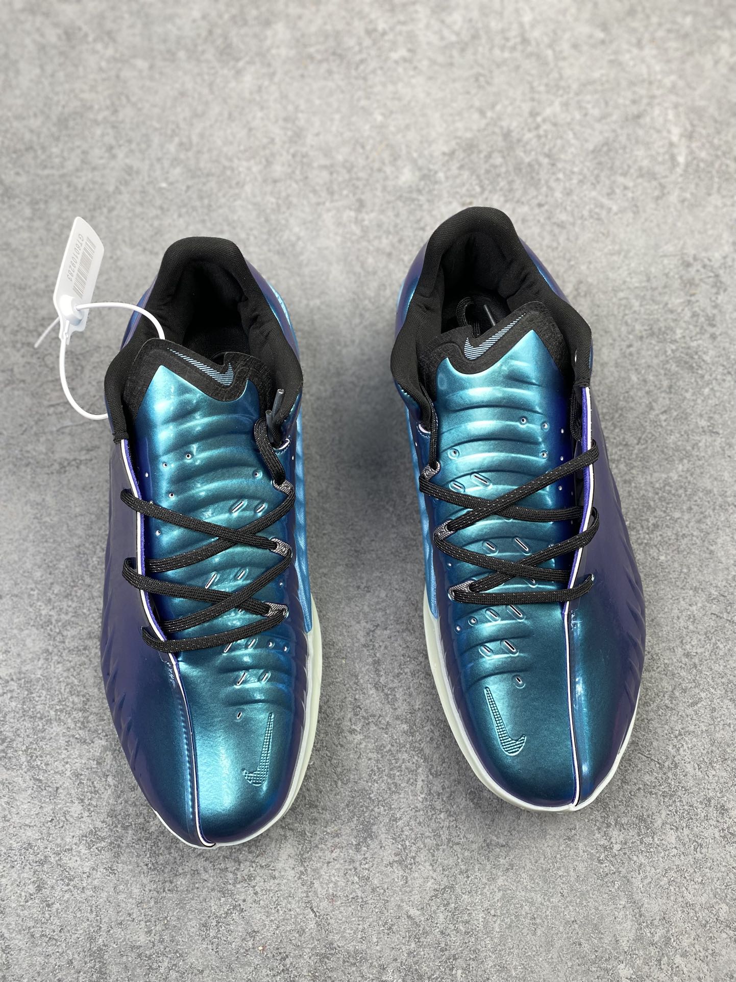 💰290支持放店
 Nike Air Zoom GT 4.0 4代 低帮篮球鞋/黑金 金属质感
尺码：40 40.5 41 42 42.5 43 44 44.5 45 46 47.5
货号：IQ2606-100 CJ
“GT Cut 4液态金直接是球场‘黄金战甲’！亮面金鞋面在球场上像移动的聚光灯，黑勾点缀自带贵气buff✨
锯齿包裹锁脚稳到离谱，Zoom气垫踩开就是‘黄金弹射’——别人打球靠技术，你打球靠‘钞能力’颜值+实力双杀！
——这双‘黄金战靴’你们觉得打什么位置最有排面？”h9