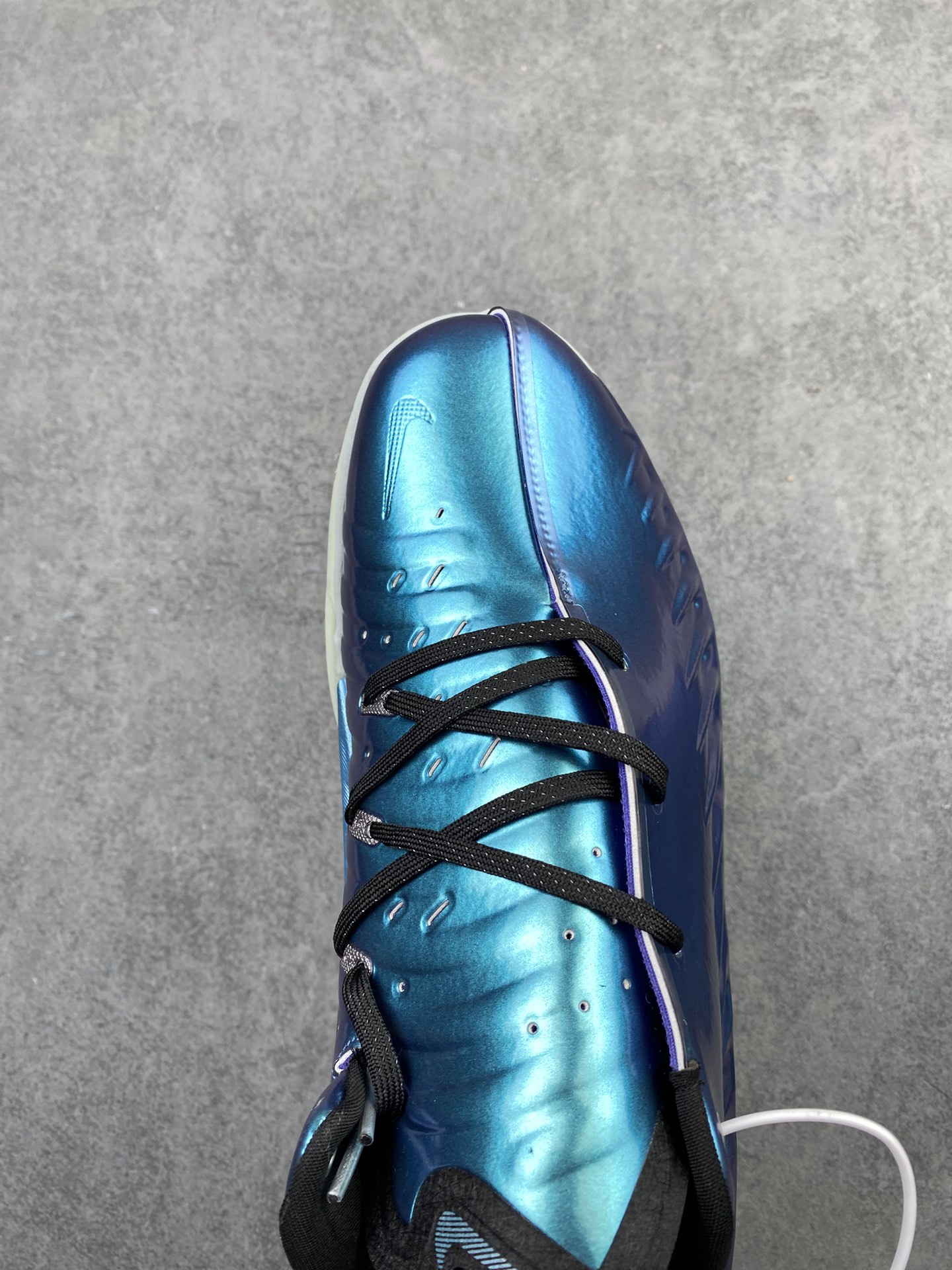 💰290支持放店
 Nike Air Zoom GT 4.0 4代 低帮篮球鞋/黑金 金属质感
尺码：40 40.5 41 42 42.5 43 44 44.5 45 46 47.5
货号：IQ2606-100 CJ
“GT Cut 4液态金直接是球场‘黄金战甲’！亮面金鞋面在球场上像移动的聚光灯，黑勾点缀自带贵气buff✨
锯齿包裹锁脚稳到离谱，Zoom气垫踩开就是‘黄金弹射’——别人打球靠技术，你打球靠‘钞能力’颜值+实力双杀！
——这双‘黄金战靴’你们觉得打什么位置最有排面？”h9