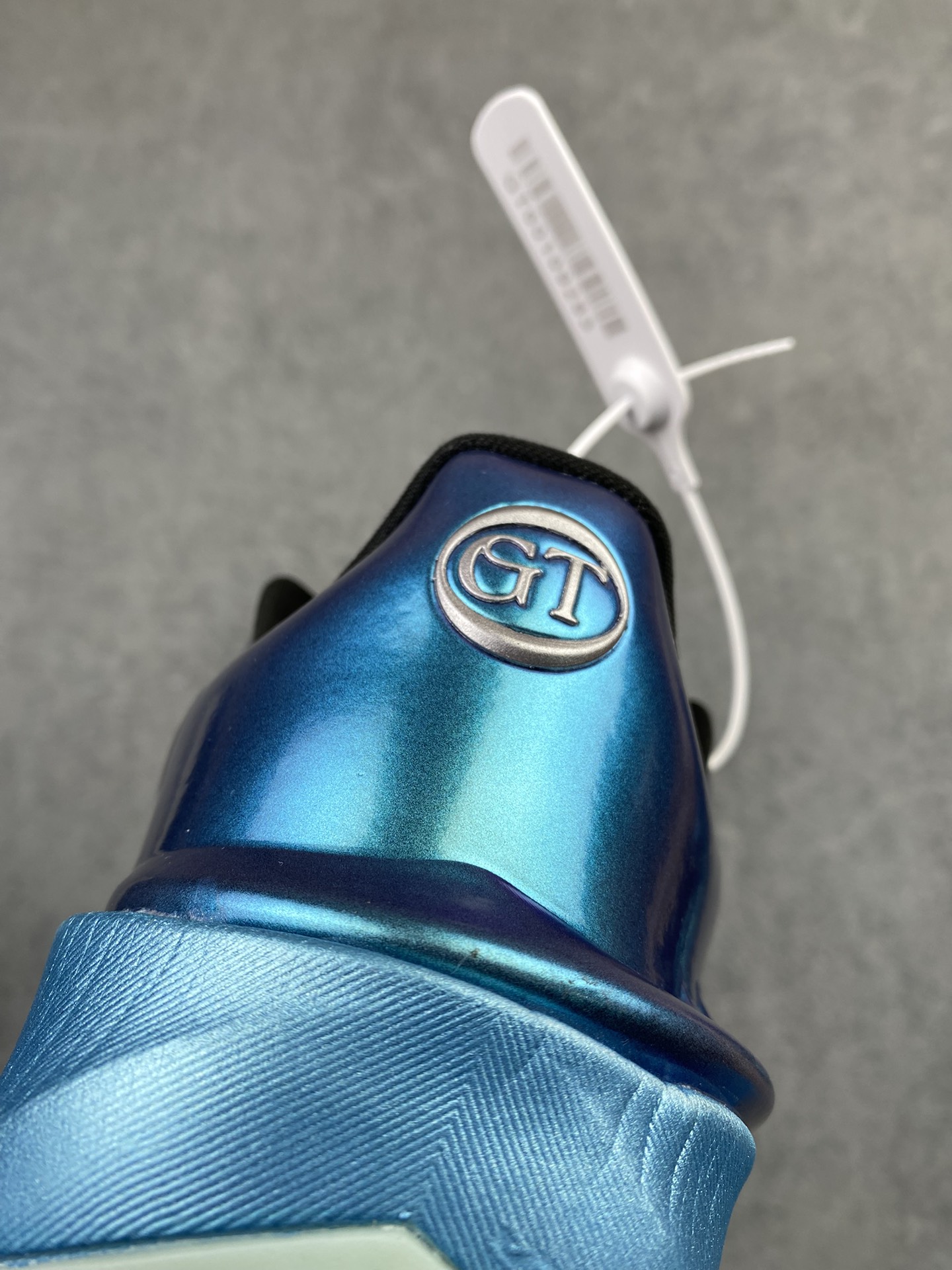 💰290支持放店
 Nike Air Zoom GT 4.0 4代 低帮篮球鞋/黑金 金属质感
尺码：40 40.5 41 42 42.5 43 44 44.5 45 46 47.5
货号：IQ2606-100 CJ
“GT Cut 4液态金直接是球场‘黄金战甲’！亮面金鞋面在球场上像移动的聚光灯，黑勾点缀自带贵气buff✨
锯齿包裹锁脚稳到离谱，Zoom气垫踩开就是‘黄金弹射’——别人打球靠技术，你打球靠‘钞能力’颜值+实力双杀！
——这双‘黄金战靴’你们觉得打什么位置最有排面？”h9