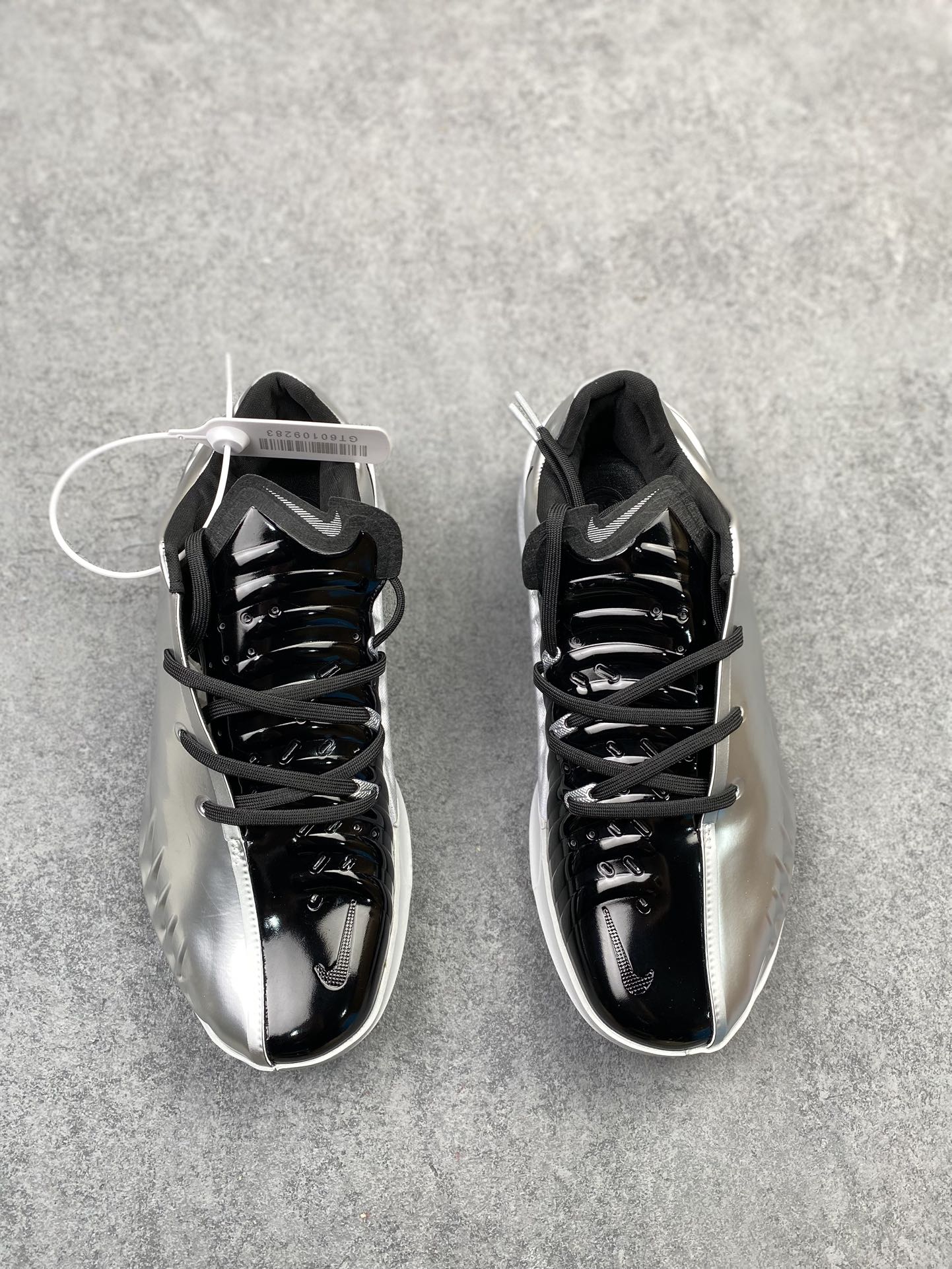 💰290支持放店
 Nike Air Zoom GT 4.0 4代 低帮篮球鞋/黑金 金属质感
尺码：40 40.5 41 42 42.5 43 44 44.5 45 46 47.5
货号：IQ2606-100 CJ
“GT Cut 4液态金直接是球场‘黄金战甲’！亮面金鞋面在球场上像移动的聚光灯，黑勾点缀自带贵气buff✨
锯齿包裹锁脚稳到离谱，Zoom气垫踩开就是‘黄金弹射’——别人打球靠技术，你打球靠‘钞能力’颜值+实力双杀！
——这双‘黄金战靴’你们觉得打什么位置最有排面？”h9