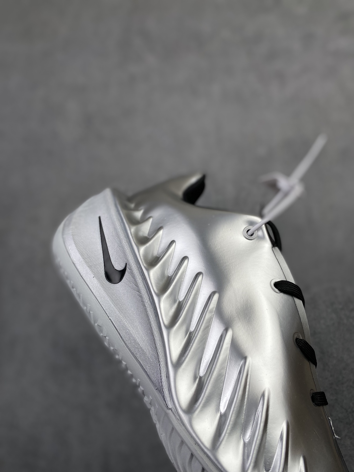 💰290支持放店
 Nike Air Zoom GT 4.0 4代 低帮篮球鞋/黑金 金属质感
尺码：40 40.5 41 42 42.5 43 44 44.5 45 46 47.5
货号：IQ2606-100 CJ
“GT Cut 4液态金直接是球场‘黄金战甲’！亮面金鞋面在球场上像移动的聚光灯，黑勾点缀自带贵气buff✨
锯齿包裹锁脚稳到离谱，Zoom气垫踩开就是‘黄金弹射’——别人打球靠技术，你打球靠‘钞能力’颜值+实力双杀！
——这双‘黄金战靴’你们觉得打什么位置最有排面？”h9