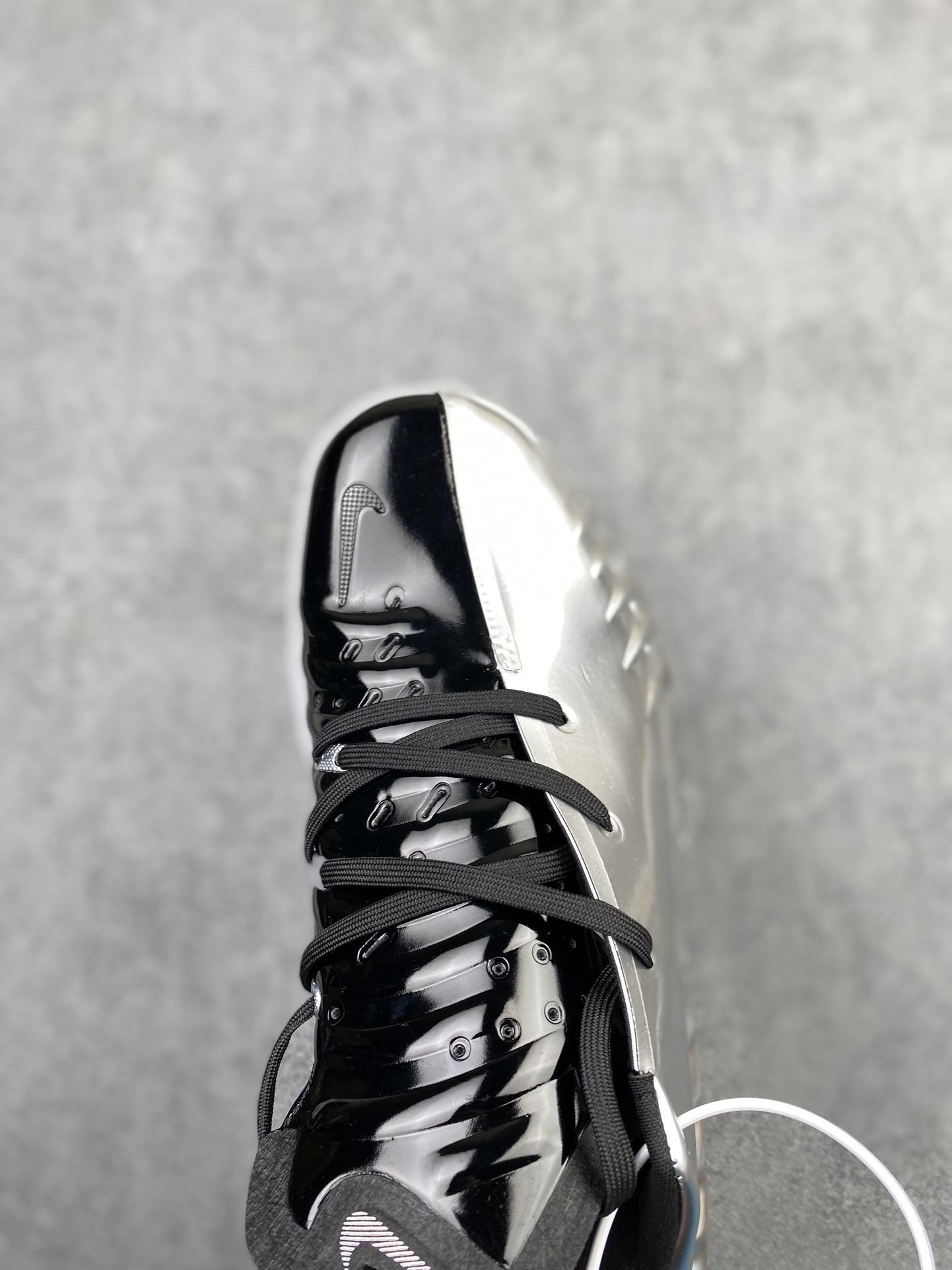 💰290支持放店
 Nike Air Zoom GT 4.0 4代 低帮篮球鞋/黑金 金属质感
尺码：40 40.5 41 42 42.5 43 44 44.5 45 46 47.5
货号：IQ2606-100 CJ
“GT Cut 4液态金直接是球场‘黄金战甲’！亮面金鞋面在球场上像移动的聚光灯，黑勾点缀自带贵气buff✨
锯齿包裹锁脚稳到离谱，Zoom气垫踩开就是‘黄金弹射’——别人打球靠技术，你打球靠‘钞能力’颜值+实力双杀！
——这双‘黄金战靴’你们觉得打什么位置最有排面？”h9