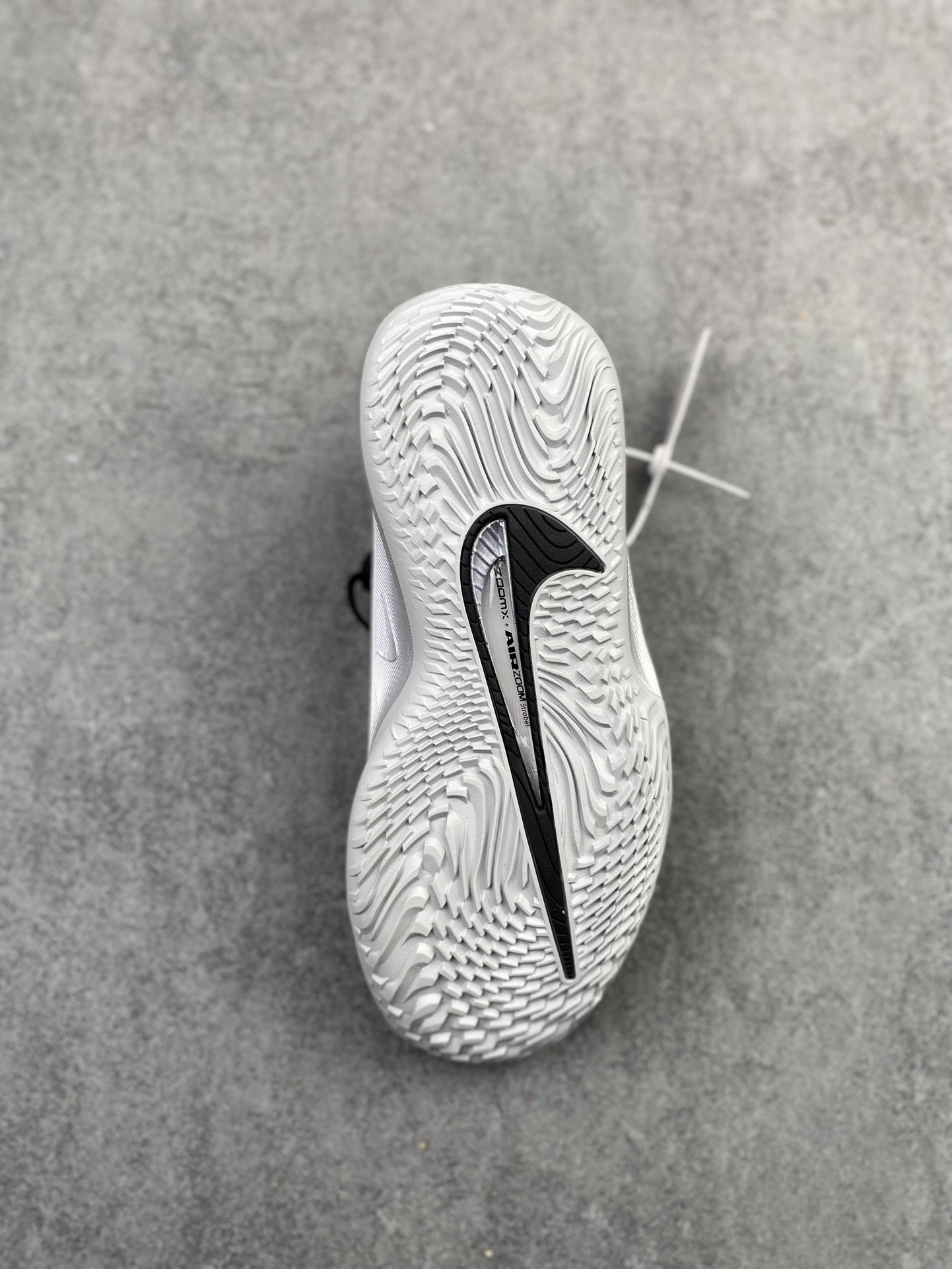 💰290支持放店
 Nike Air Zoom GT 4.0 4代 低帮篮球鞋/黑金 金属质感
尺码：40 40.5 41 42 42.5 43 44 44.5 45 46 47.5
货号：IQ2606-100 CJ
“GT Cut 4液态金直接是球场‘黄金战甲’！亮面金鞋面在球场上像移动的聚光灯，黑勾点缀自带贵气buff✨
锯齿包裹锁脚稳到离谱，Zoom气垫踩开就是‘黄金弹射’——别人打球靠技术，你打球靠‘钞能力’颜值+实力双杀！
——这双‘黄金战靴’你们觉得打什么位置最有排面？”h9