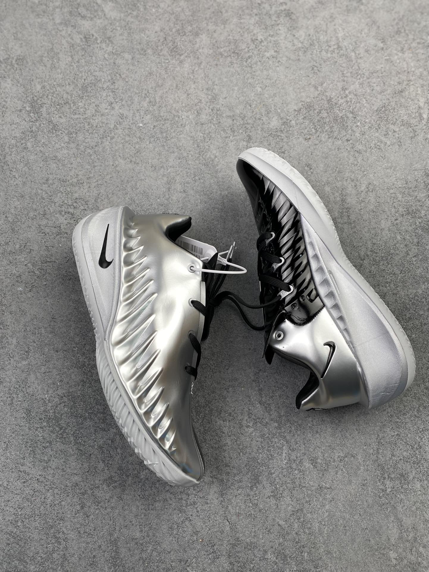 💰290支持放店
 Nike Air Zoom GT 4.0 4代 低帮篮球鞋/黑金 金属质感
尺码：40 40.5 41 42 42.5 43 44 44.5 45 46 47.5
货号：IQ2606-100 CJ
“GT Cut 4液态金直接是球场‘黄金战甲’！亮面金鞋面在球场上像移动的聚光灯，黑勾点缀自带贵气buff✨
锯齿包裹锁脚稳到离谱，Zoom气垫踩开就是‘黄金弹射’——别人打球靠技术，你打球靠‘钞能力’颜值+实力双杀！
——这双‘黄金战靴’你们觉得打什么位置最有排面？”h9