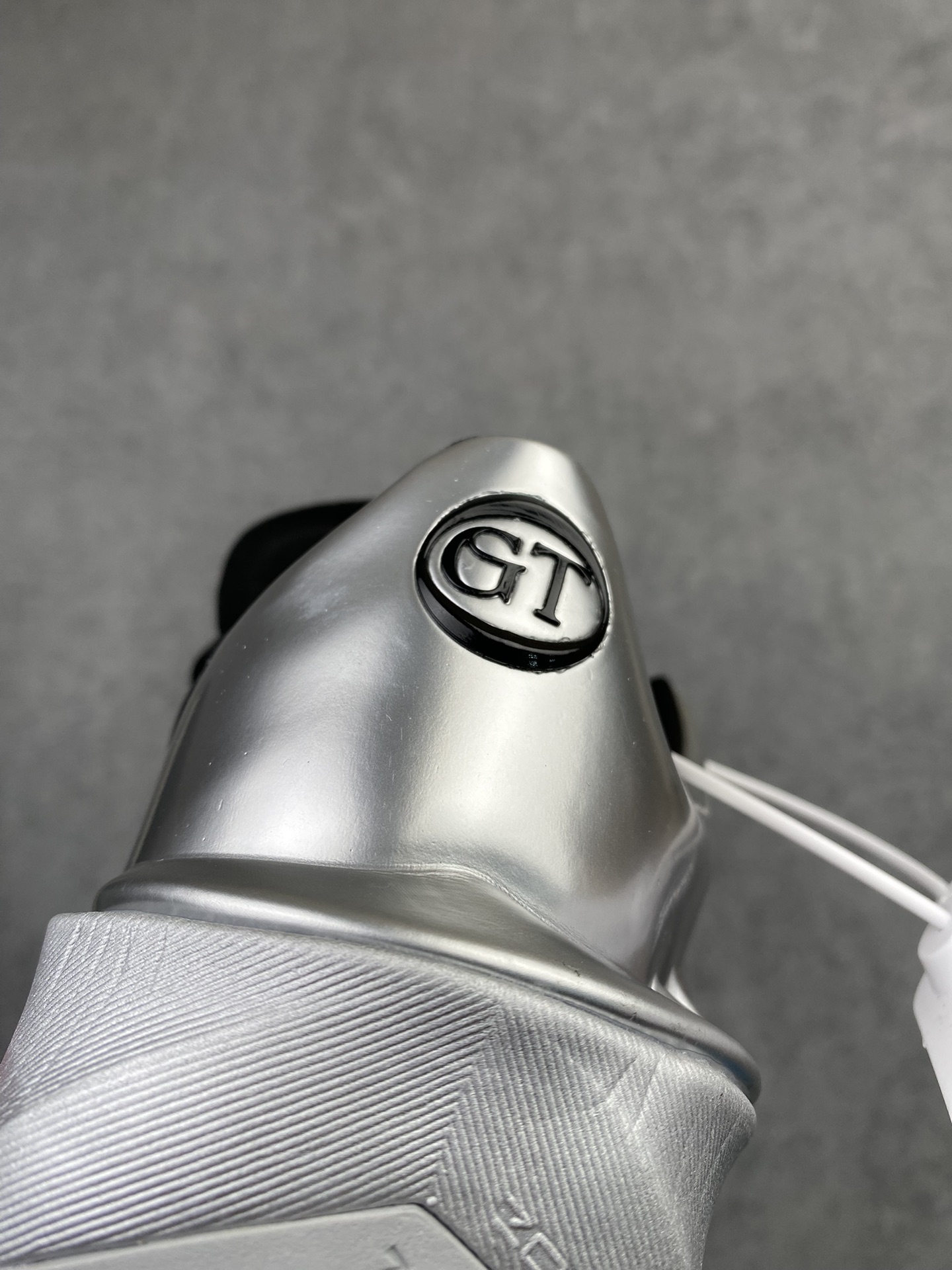 💰290支持放店
 Nike Air Zoom GT 4.0 4代 低帮篮球鞋/黑金 金属质感
尺码：40 40.5 41 42 42.5 43 44 44.5 45 46 47.5
货号：IQ2606-100 CJ
“GT Cut 4液态金直接是球场‘黄金战甲’！亮面金鞋面在球场上像移动的聚光灯，黑勾点缀自带贵气buff✨
锯齿包裹锁脚稳到离谱，Zoom气垫踩开就是‘黄金弹射’——别人打球靠技术，你打球靠‘钞能力’颜值+实力双杀！
——这双‘黄金战靴’你们觉得打什么位置最有排面？”h9