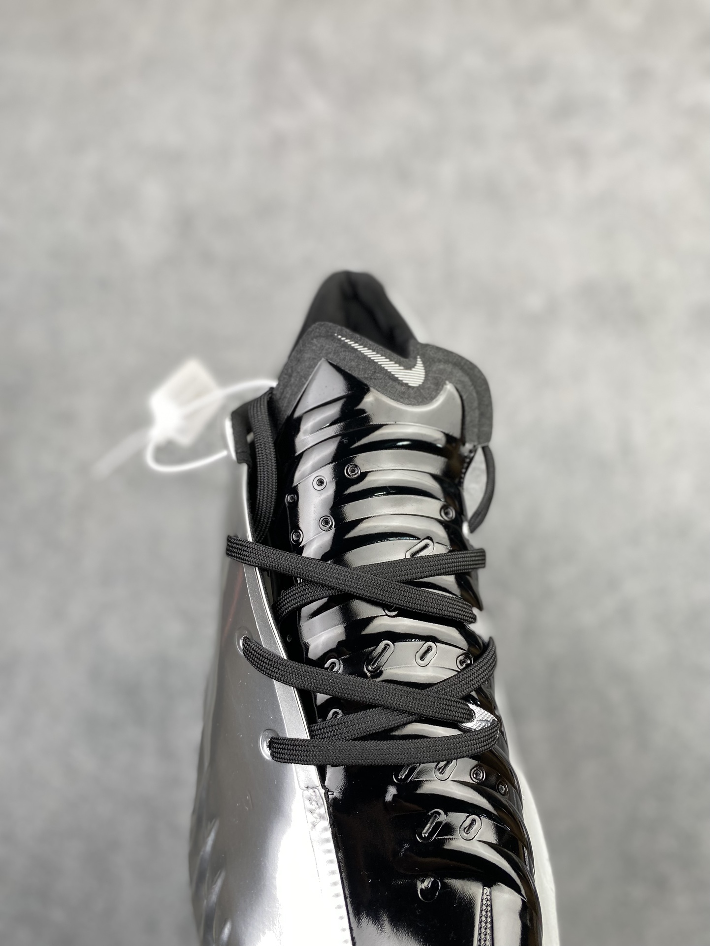 💰290支持放店
 Nike Air Zoom GT 4.0 4代 低帮篮球鞋/黑金 金属质感
尺码：40 40.5 41 42 42.5 43 44 44.5 45 46 47.5
货号：IQ2606-100 CJ
“GT Cut 4液态金直接是球场‘黄金战甲’！亮面金鞋面在球场上像移动的聚光灯，黑勾点缀自带贵气buff✨
锯齿包裹锁脚稳到离谱，Zoom气垫踩开就是‘黄金弹射’——别人打球靠技术，你打球靠‘钞能力’颜值+实力双杀！
——这双‘黄金战靴’你们觉得打什么位置最有排面？”h9