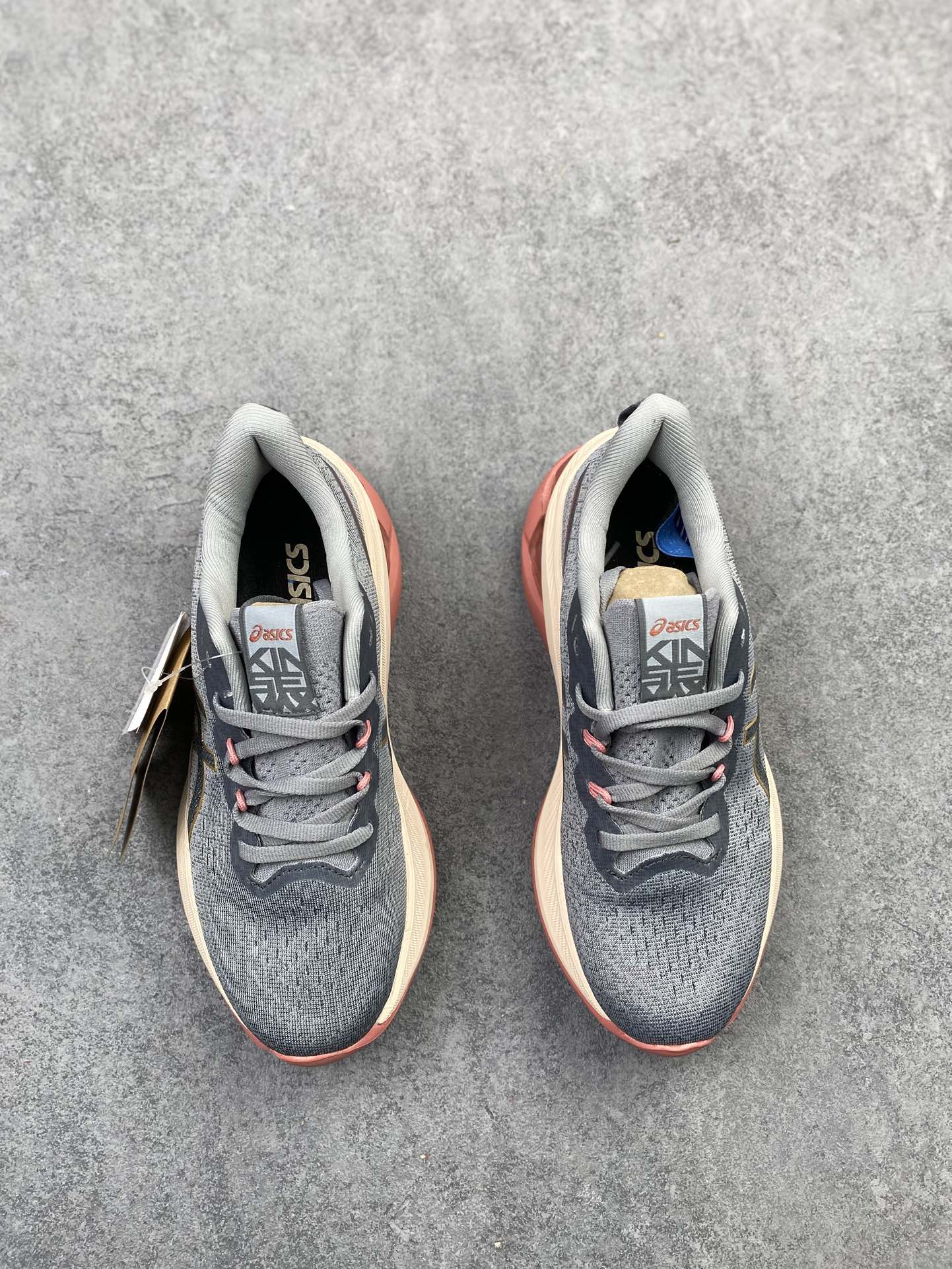 特价💰200
 公司级✅金星系列再添新成员，亚瑟士推出全新款旗舰级缓震跑鞋系列 GEL-KINSEI MAX 运动鞋 厚底增高老爹鞋。 GEL-KINSEI MAX在外观设计上延续了金星系列一贯的冷酷凌冽风格，颜值在近期更新跑鞋中可以说非常出色，这次的焦点并不仅限于外表，更多的是其卓越的功能性设计。后跟设计引人注目，采用了升级版可视HYBRID GEL胶，不仅减轻了鞋子的重量，还能保持出色的缓冲性能和冲击吸收效果。中底内部融入了一块TUP嵌片，从后跟一直延伸至中足，从评测看有镂空，可能融合了结构缓震的效果，同时在中底上层使用了轻量而具有出色缓震性能的FF BLAST+ECO材质，为跑步提供了高度的回弹和灵敏度。下层中底采用了全新的橡胶发泡材料，降低鞋子重量的同时不失舒适性。为了提供更好的抓地力、耐久性和推进力，GEL-KINSEI MAX的外底采用了AHAR+耐磨橡胶大底技术。鞋面采用了工程网眼布鞋面，其中20%的材料由回收材料制成，以减少浪费和碳排放。鞋面与脚的贴合感非常出色，从评测来看更适合秋冬季节训练穿着。
类型：男女鞋
货号：1011B696-001
尺码：36-45h9