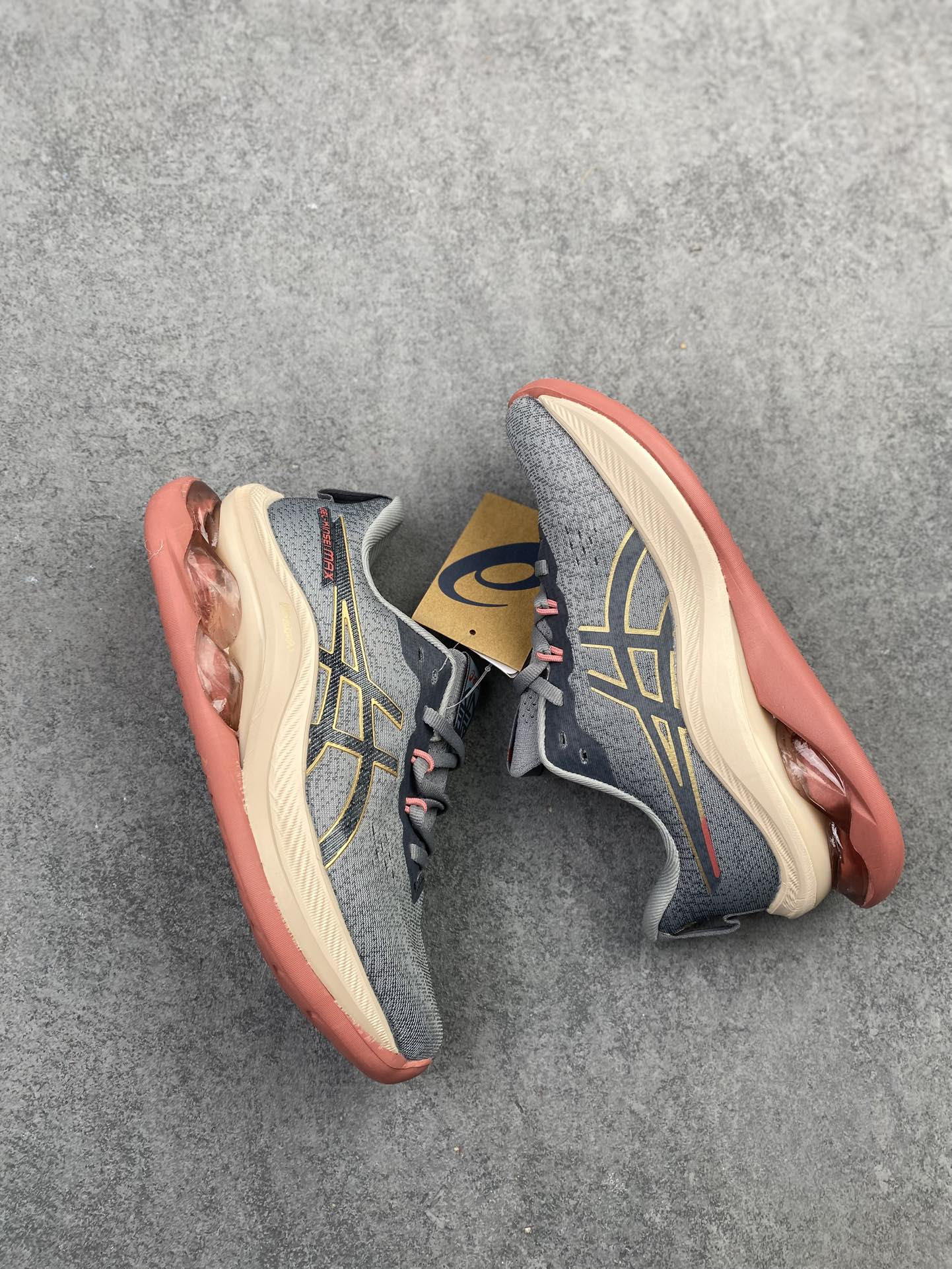 特价💰200
 公司级✅金星系列再添新成员，亚瑟士推出全新款旗舰级缓震跑鞋系列 GEL-KINSEI MAX 运动鞋 厚底增高老爹鞋。 GEL-KINSEI MAX在外观设计上延续了金星系列一贯的冷酷凌冽风格，颜值在近期更新跑鞋中可以说非常出色，这次的焦点并不仅限于外表，更多的是其卓越的功能性设计。后跟设计引人注目，采用了升级版可视HYBRID GEL胶，不仅减轻了鞋子的重量，还能保持出色的缓冲性能和冲击吸收效果。中底内部融入了一块TUP嵌片，从后跟一直延伸至中足，从评测看有镂空，可能融合了结构缓震的效果，同时在中底上层使用了轻量而具有出色缓震性能的FF BLAST+ECO材质，为跑步提供了高度的回弹和灵敏度。下层中底采用了全新的橡胶发泡材料，降低鞋子重量的同时不失舒适性。为了提供更好的抓地力、耐久性和推进力，GEL-KINSEI MAX的外底采用了AHAR+耐磨橡胶大底技术。鞋面采用了工程网眼布鞋面，其中20%的材料由回收材料制成，以减少浪费和碳排放。鞋面与脚的贴合感非常出色，从评测来看更适合秋冬季节训练穿着。
类型：男女鞋
货号：1011B696-001
尺码：36-45h9