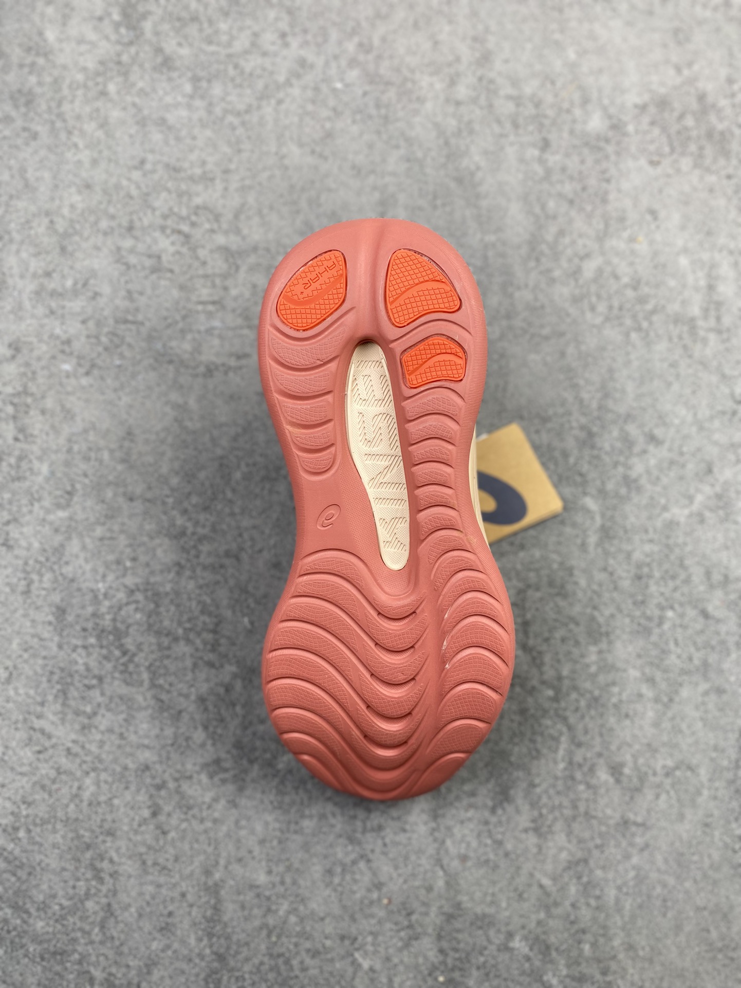 特价💰200
 公司级✅金星系列再添新成员，亚瑟士推出全新款旗舰级缓震跑鞋系列 GEL-KINSEI MAX 运动鞋 厚底增高老爹鞋。 GEL-KINSEI MAX在外观设计上延续了金星系列一贯的冷酷凌冽风格，颜值在近期更新跑鞋中可以说非常出色，这次的焦点并不仅限于外表，更多的是其卓越的功能性设计。后跟设计引人注目，采用了升级版可视HYBRID GEL胶，不仅减轻了鞋子的重量，还能保持出色的缓冲性能和冲击吸收效果。中底内部融入了一块TUP嵌片，从后跟一直延伸至中足，从评测看有镂空，可能融合了结构缓震的效果，同时在中底上层使用了轻量而具有出色缓震性能的FF BLAST+ECO材质，为跑步提供了高度的回弹和灵敏度。下层中底采用了全新的橡胶发泡材料，降低鞋子重量的同时不失舒适性。为了提供更好的抓地力、耐久性和推进力，GEL-KINSEI MAX的外底采用了AHAR+耐磨橡胶大底技术。鞋面采用了工程网眼布鞋面，其中20%的材料由回收材料制成，以减少浪费和碳排放。鞋面与脚的贴合感非常出色，从评测来看更适合秋冬季节训练穿着。
类型：男女鞋
货号：1011B696-001
尺码：36-45h9