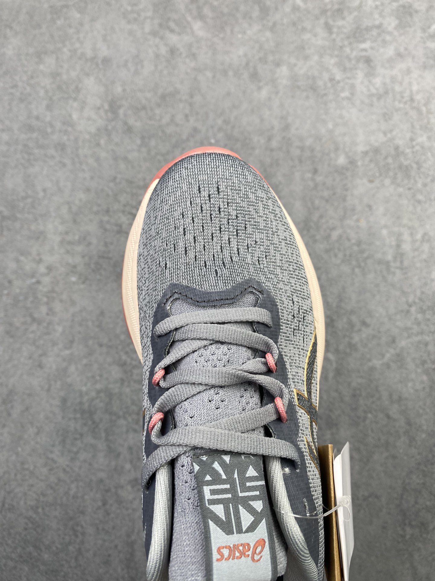 特价💰200
 公司级✅金星系列再添新成员，亚瑟士推出全新款旗舰级缓震跑鞋系列 GEL-KINSEI MAX 运动鞋 厚底增高老爹鞋。 GEL-KINSEI MAX在外观设计上延续了金星系列一贯的冷酷凌冽风格，颜值在近期更新跑鞋中可以说非常出色，这次的焦点并不仅限于外表，更多的是其卓越的功能性设计。后跟设计引人注目，采用了升级版可视HYBRID GEL胶，不仅减轻了鞋子的重量，还能保持出色的缓冲性能和冲击吸收效果。中底内部融入了一块TUP嵌片，从后跟一直延伸至中足，从评测看有镂空，可能融合了结构缓震的效果，同时在中底上层使用了轻量而具有出色缓震性能的FF BLAST+ECO材质，为跑步提供了高度的回弹和灵敏度。下层中底采用了全新的橡胶发泡材料，降低鞋子重量的同时不失舒适性。为了提供更好的抓地力、耐久性和推进力，GEL-KINSEI MAX的外底采用了AHAR+耐磨橡胶大底技术。鞋面采用了工程网眼布鞋面，其中20%的材料由回收材料制成，以减少浪费和碳排放。鞋面与脚的贴合感非常出色，从评测来看更适合秋冬季节训练穿着。
类型：男女鞋
货号：1011B696-001
尺码：36-45h9