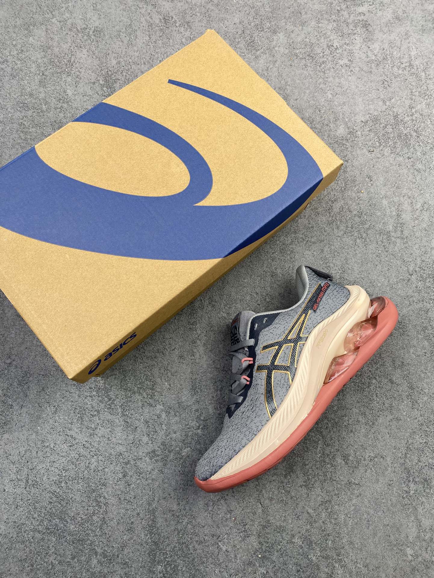 特价💰200
 公司级✅金星系列再添新成员，亚瑟士推出全新款旗舰级缓震跑鞋系列 GEL-KINSEI MAX 运动鞋 厚底增高老爹鞋。 GEL-KINSEI MAX在外观设计上延续了金星系列一贯的冷酷凌冽风格，颜值在近期更新跑鞋中可以说非常出色，这次的焦点并不仅限于外表，更多的是其卓越的功能性设计。后跟设计引人注目，采用了升级版可视HYBRID GEL胶，不仅减轻了鞋子的重量，还能保持出色的缓冲性能和冲击吸收效果。中底内部融入了一块TUP嵌片，从后跟一直延伸至中足，从评测看有镂空，可能融合了结构缓震的效果，同时在中底上层使用了轻量而具有出色缓震性能的FF BLAST+ECO材质，为跑步提供了高度的回弹和灵敏度。下层中底采用了全新的橡胶发泡材料，降低鞋子重量的同时不失舒适性。为了提供更好的抓地力、耐久性和推进力，GEL-KINSEI MAX的外底采用了AHAR+耐磨橡胶大底技术。鞋面采用了工程网眼布鞋面，其中20%的材料由回收材料制成，以减少浪费和碳排放。鞋面与脚的贴合感非常出色，从评测来看更适合秋冬季节训练穿着。
类型：男女鞋
货号：1011B696-001
尺码：36-45h9