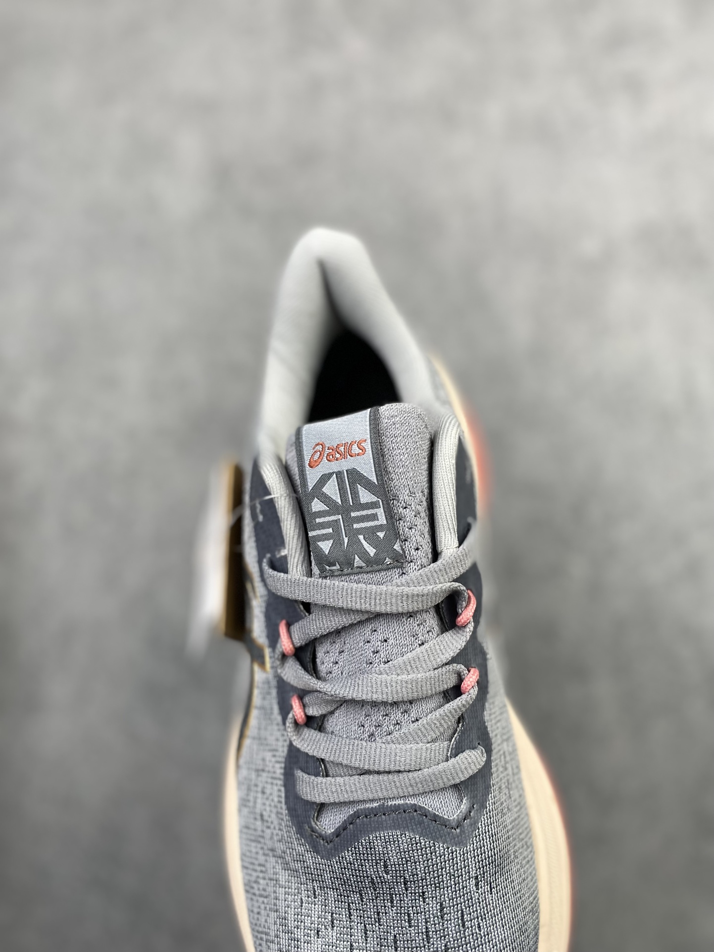 特价💰200
 公司级✅金星系列再添新成员，亚瑟士推出全新款旗舰级缓震跑鞋系列 GEL-KINSEI MAX 运动鞋 厚底增高老爹鞋。 GEL-KINSEI MAX在外观设计上延续了金星系列一贯的冷酷凌冽风格，颜值在近期更新跑鞋中可以说非常出色，这次的焦点并不仅限于外表，更多的是其卓越的功能性设计。后跟设计引人注目，采用了升级版可视HYBRID GEL胶，不仅减轻了鞋子的重量，还能保持出色的缓冲性能和冲击吸收效果。中底内部融入了一块TUP嵌片，从后跟一直延伸至中足，从评测看有镂空，可能融合了结构缓震的效果，同时在中底上层使用了轻量而具有出色缓震性能的FF BLAST+ECO材质，为跑步提供了高度的回弹和灵敏度。下层中底采用了全新的橡胶发泡材料，降低鞋子重量的同时不失舒适性。为了提供更好的抓地力、耐久性和推进力，GEL-KINSEI MAX的外底采用了AHAR+耐磨橡胶大底技术。鞋面采用了工程网眼布鞋面，其中20%的材料由回收材料制成，以减少浪费和碳排放。鞋面与脚的贴合感非常出色，从评测来看更适合秋冬季节训练穿着。
类型：男女鞋
货号：1011B696-001
尺码：36-45h9