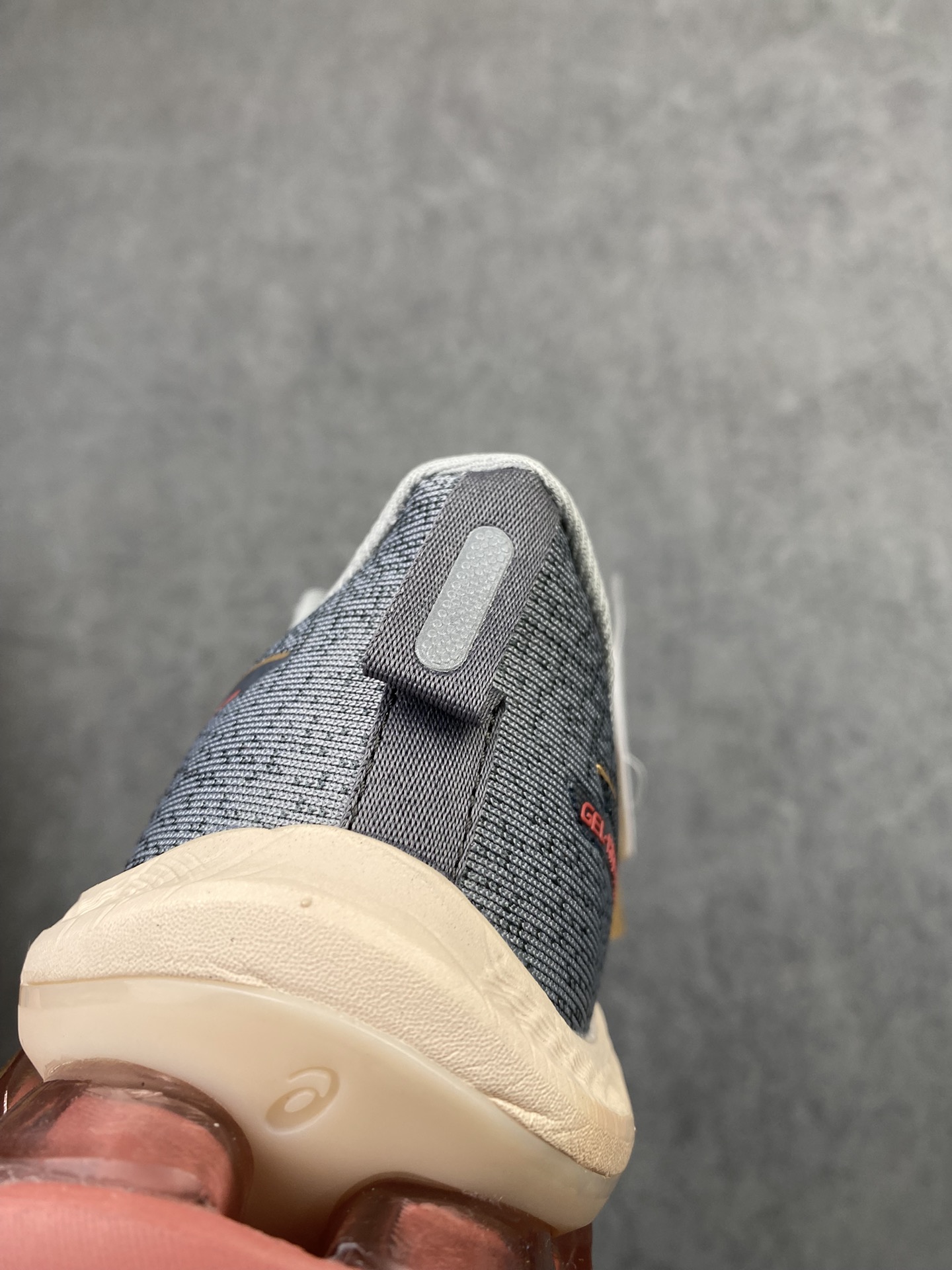 特价💰200
 公司级✅金星系列再添新成员，亚瑟士推出全新款旗舰级缓震跑鞋系列 GEL-KINSEI MAX 运动鞋 厚底增高老爹鞋。 GEL-KINSEI MAX在外观设计上延续了金星系列一贯的冷酷凌冽风格，颜值在近期更新跑鞋中可以说非常出色，这次的焦点并不仅限于外表，更多的是其卓越的功能性设计。后跟设计引人注目，采用了升级版可视HYBRID GEL胶，不仅减轻了鞋子的重量，还能保持出色的缓冲性能和冲击吸收效果。中底内部融入了一块TUP嵌片，从后跟一直延伸至中足，从评测看有镂空，可能融合了结构缓震的效果，同时在中底上层使用了轻量而具有出色缓震性能的FF BLAST+ECO材质，为跑步提供了高度的回弹和灵敏度。下层中底采用了全新的橡胶发泡材料，降低鞋子重量的同时不失舒适性。为了提供更好的抓地力、耐久性和推进力，GEL-KINSEI MAX的外底采用了AHAR+耐磨橡胶大底技术。鞋面采用了工程网眼布鞋面，其中20%的材料由回收材料制成，以减少浪费和碳排放。鞋面与脚的贴合感非常出色，从评测来看更适合秋冬季节训练穿着。
类型：男女鞋
货号：1011B696-001
尺码：36-45h9