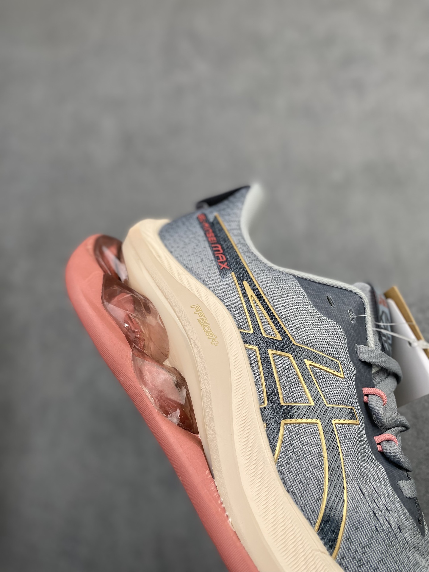 特价💰200
 公司级✅金星系列再添新成员，亚瑟士推出全新款旗舰级缓震跑鞋系列 GEL-KINSEI MAX 运动鞋 厚底增高老爹鞋。 GEL-KINSEI MAX在外观设计上延续了金星系列一贯的冷酷凌冽风格，颜值在近期更新跑鞋中可以说非常出色，这次的焦点并不仅限于外表，更多的是其卓越的功能性设计。后跟设计引人注目，采用了升级版可视HYBRID GEL胶，不仅减轻了鞋子的重量，还能保持出色的缓冲性能和冲击吸收效果。中底内部融入了一块TUP嵌片，从后跟一直延伸至中足，从评测看有镂空，可能融合了结构缓震的效果，同时在中底上层使用了轻量而具有出色缓震性能的FF BLAST+ECO材质，为跑步提供了高度的回弹和灵敏度。下层中底采用了全新的橡胶发泡材料，降低鞋子重量的同时不失舒适性。为了提供更好的抓地力、耐久性和推进力，GEL-KINSEI MAX的外底采用了AHAR+耐磨橡胶大底技术。鞋面采用了工程网眼布鞋面，其中20%的材料由回收材料制成，以减少浪费和碳排放。鞋面与脚的贴合感非常出色，从评测来看更适合秋冬季节训练穿着。
类型：男女鞋
货号：1011B696-001
尺码：36-45h9