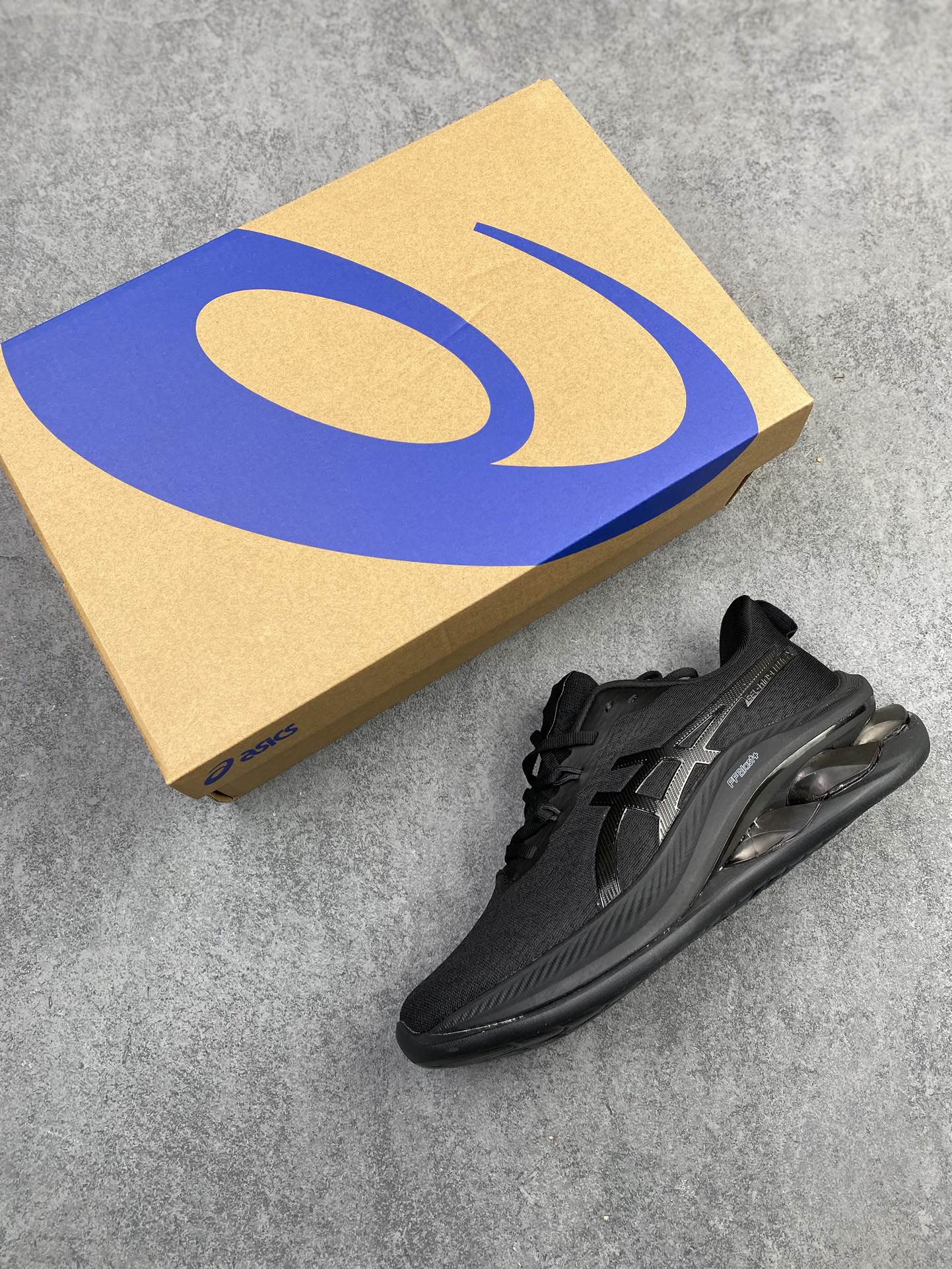 特价💰200
 公司级✅金星系列再添新成员，亚瑟士推出全新款旗舰级缓震跑鞋系列 GEL-KINSEI MAX 运动鞋 厚底增高老爹鞋。 GEL-KINSEI MAX在外观设计上延续了金星系列一贯的冷酷凌冽风格，颜值在近期更新跑鞋中可以说非常出色，这次的焦点并不仅限于外表，更多的是其卓越的功能性设计。后跟设计引人注目，采用了升级版可视HYBRID GEL胶，不仅减轻了鞋子的重量，还能保持出色的缓冲性能和冲击吸收效果。中底内部融入了一块TUP嵌片，从后跟一直延伸至中足，从评测看有镂空，可能融合了结构缓震的效果，同时在中底上层使用了轻量而具有出色缓震性能的FF BLAST+ECO材质，为跑步提供了高度的回弹和灵敏度。下层中底采用了全新的橡胶发泡材料，降低鞋子重量的同时不失舒适性。为了提供更好的抓地力、耐久性和推进力，GEL-KINSEI MAX的外底采用了AHAR+耐磨橡胶大底技术。鞋面采用了工程网眼布鞋面，其中20%的材料由回收材料制成，以减少浪费和碳排放。鞋面与脚的贴合感非常出色，从评测来看更适合秋冬季节训练穿着。
类型：男女鞋
货号：1011B696-001
尺码：36-45h9