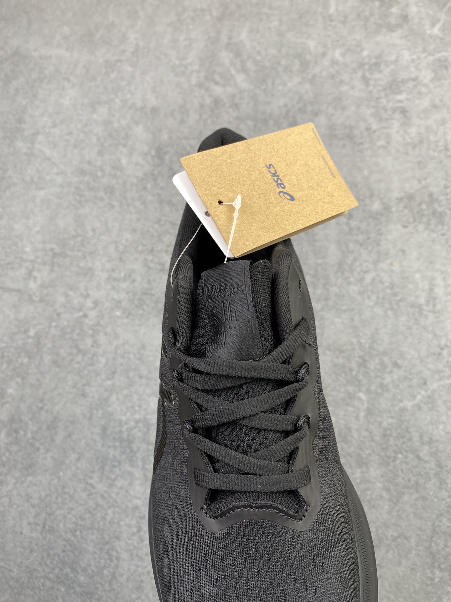 特价💰200
 公司级✅金星系列再添新成员，亚瑟士推出全新款旗舰级缓震跑鞋系列 GEL-KINSEI MAX 运动鞋 厚底增高老爹鞋。 GEL-KINSEI MAX在外观设计上延续了金星系列一贯的冷酷凌冽风格，颜值在近期更新跑鞋中可以说非常出色，这次的焦点并不仅限于外表，更多的是其卓越的功能性设计。后跟设计引人注目，采用了升级版可视HYBRID GEL胶，不仅减轻了鞋子的重量，还能保持出色的缓冲性能和冲击吸收效果。中底内部融入了一块TUP嵌片，从后跟一直延伸至中足，从评测看有镂空，可能融合了结构缓震的效果，同时在中底上层使用了轻量而具有出色缓震性能的FF BLAST+ECO材质，为跑步提供了高度的回弹和灵敏度。下层中底采用了全新的橡胶发泡材料，降低鞋子重量的同时不失舒适性。为了提供更好的抓地力、耐久性和推进力，GEL-KINSEI MAX的外底采用了AHAR+耐磨橡胶大底技术。鞋面采用了工程网眼布鞋面，其中20%的材料由回收材料制成，以减少浪费和碳排放。鞋面与脚的贴合感非常出色，从评测来看更适合秋冬季节训练穿着。
类型：男女鞋
货号：1011B696-001
尺码：36-45h9