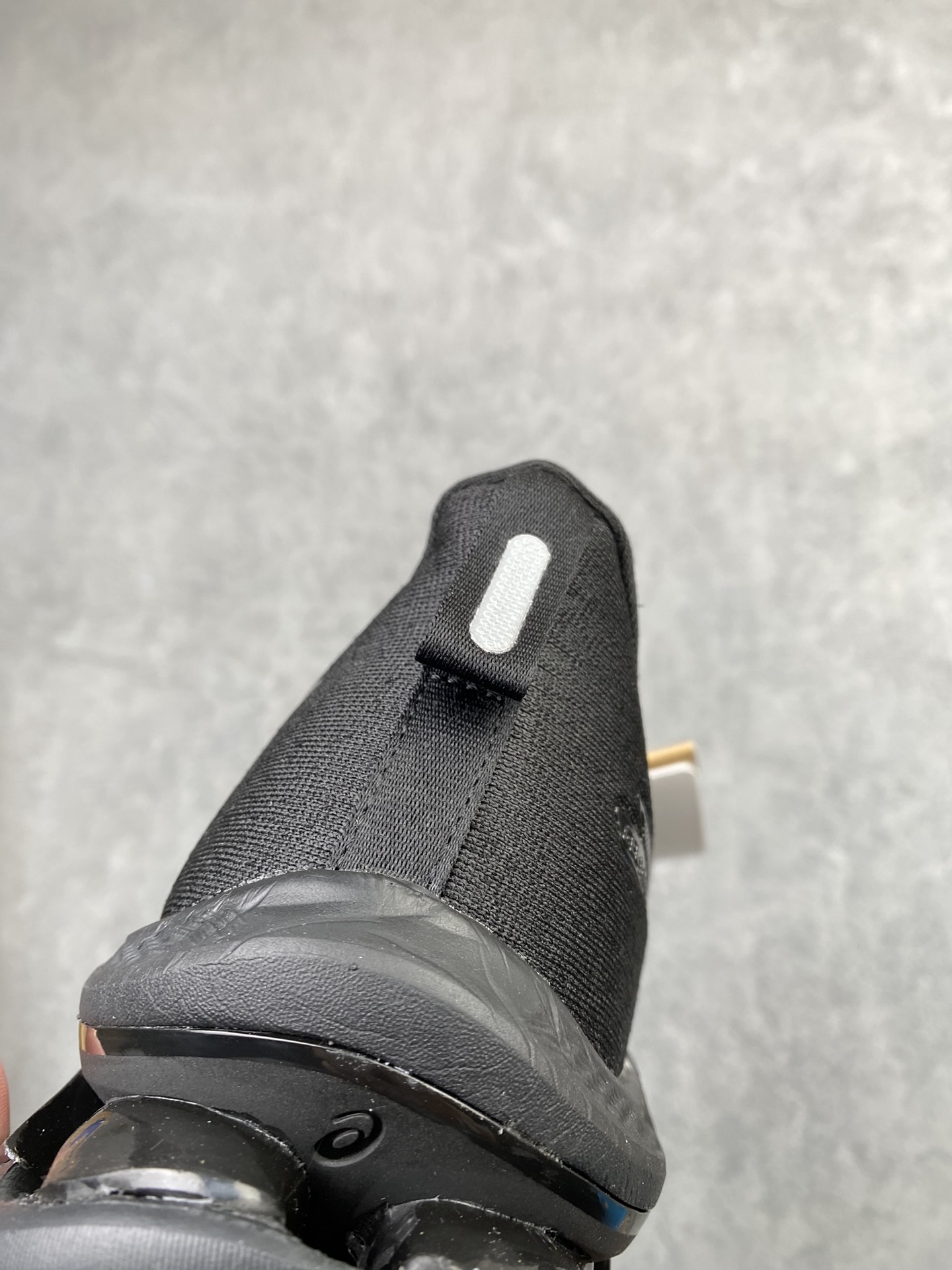 特价💰200
 公司级✅金星系列再添新成员，亚瑟士推出全新款旗舰级缓震跑鞋系列 GEL-KINSEI MAX 运动鞋 厚底增高老爹鞋。 GEL-KINSEI MAX在外观设计上延续了金星系列一贯的冷酷凌冽风格，颜值在近期更新跑鞋中可以说非常出色，这次的焦点并不仅限于外表，更多的是其卓越的功能性设计。后跟设计引人注目，采用了升级版可视HYBRID GEL胶，不仅减轻了鞋子的重量，还能保持出色的缓冲性能和冲击吸收效果。中底内部融入了一块TUP嵌片，从后跟一直延伸至中足，从评测看有镂空，可能融合了结构缓震的效果，同时在中底上层使用了轻量而具有出色缓震性能的FF BLAST+ECO材质，为跑步提供了高度的回弹和灵敏度。下层中底采用了全新的橡胶发泡材料，降低鞋子重量的同时不失舒适性。为了提供更好的抓地力、耐久性和推进力，GEL-KINSEI MAX的外底采用了AHAR+耐磨橡胶大底技术。鞋面采用了工程网眼布鞋面，其中20%的材料由回收材料制成，以减少浪费和碳排放。鞋面与脚的贴合感非常出色，从评测来看更适合秋冬季节训练穿着。
类型：男女鞋
货号：1011B696-001
尺码：36-45h9