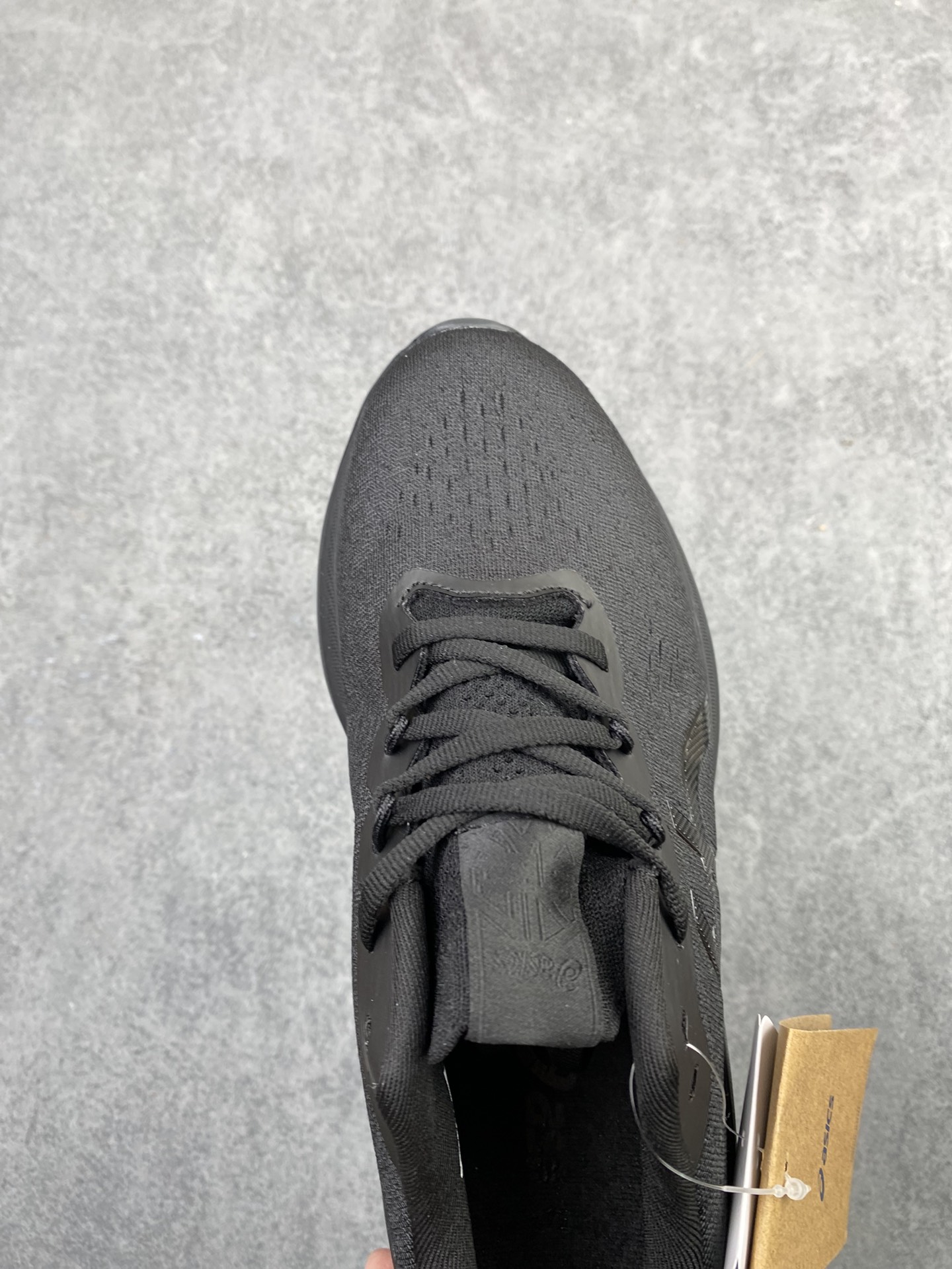 特价💰200
 公司级✅金星系列再添新成员，亚瑟士推出全新款旗舰级缓震跑鞋系列 GEL-KINSEI MAX 运动鞋 厚底增高老爹鞋。 GEL-KINSEI MAX在外观设计上延续了金星系列一贯的冷酷凌冽风格，颜值在近期更新跑鞋中可以说非常出色，这次的焦点并不仅限于外表，更多的是其卓越的功能性设计。后跟设计引人注目，采用了升级版可视HYBRID GEL胶，不仅减轻了鞋子的重量，还能保持出色的缓冲性能和冲击吸收效果。中底内部融入了一块TUP嵌片，从后跟一直延伸至中足，从评测看有镂空，可能融合了结构缓震的效果，同时在中底上层使用了轻量而具有出色缓震性能的FF BLAST+ECO材质，为跑步提供了高度的回弹和灵敏度。下层中底采用了全新的橡胶发泡材料，降低鞋子重量的同时不失舒适性。为了提供更好的抓地力、耐久性和推进力，GEL-KINSEI MAX的外底采用了AHAR+耐磨橡胶大底技术。鞋面采用了工程网眼布鞋面，其中20%的材料由回收材料制成，以减少浪费和碳排放。鞋面与脚的贴合感非常出色，从评测来看更适合秋冬季节训练穿着。
类型：男女鞋
货号：1011B696-001
尺码：36-45h9