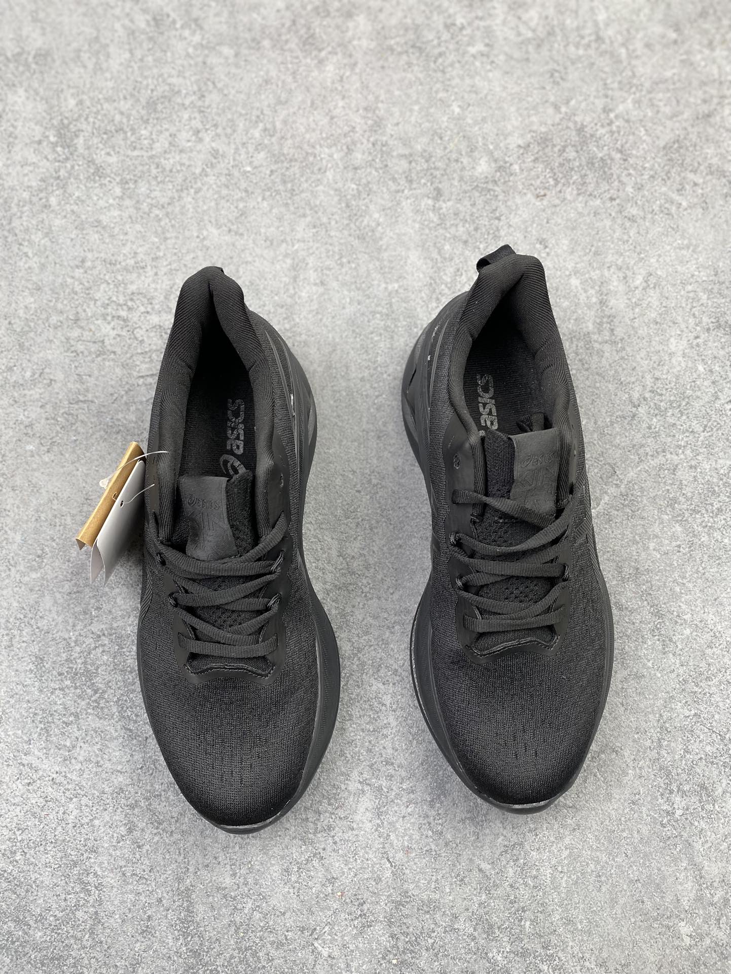 特价💰200
 公司级✅金星系列再添新成员，亚瑟士推出全新款旗舰级缓震跑鞋系列 GEL-KINSEI MAX 运动鞋 厚底增高老爹鞋。 GEL-KINSEI MAX在外观设计上延续了金星系列一贯的冷酷凌冽风格，颜值在近期更新跑鞋中可以说非常出色，这次的焦点并不仅限于外表，更多的是其卓越的功能性设计。后跟设计引人注目，采用了升级版可视HYBRID GEL胶，不仅减轻了鞋子的重量，还能保持出色的缓冲性能和冲击吸收效果。中底内部融入了一块TUP嵌片，从后跟一直延伸至中足，从评测看有镂空，可能融合了结构缓震的效果，同时在中底上层使用了轻量而具有出色缓震性能的FF BLAST+ECO材质，为跑步提供了高度的回弹和灵敏度。下层中底采用了全新的橡胶发泡材料，降低鞋子重量的同时不失舒适性。为了提供更好的抓地力、耐久性和推进力，GEL-KINSEI MAX的外底采用了AHAR+耐磨橡胶大底技术。鞋面采用了工程网眼布鞋面，其中20%的材料由回收材料制成，以减少浪费和碳排放。鞋面与脚的贴合感非常出色，从评测来看更适合秋冬季节训练穿着。
类型：男女鞋
货号：1011B696-001
尺码：36-45h9