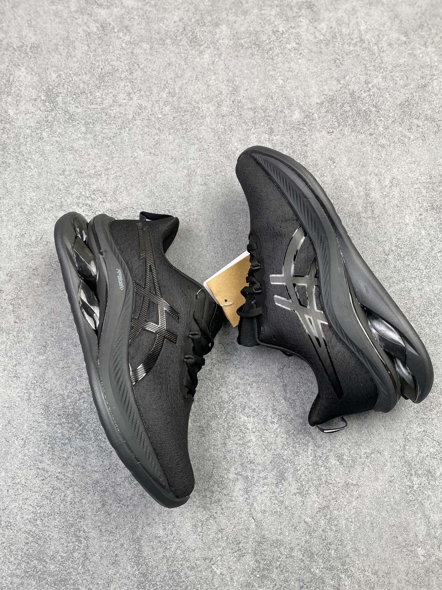 特价💰200
 公司级✅金星系列再添新成员，亚瑟士推出全新款旗舰级缓震跑鞋系列 GEL-KINSEI MAX 运动鞋 厚底增高老爹鞋。 GEL-KINSEI MAX在外观设计上延续了金星系列一贯的冷酷凌冽风格，颜值在近期更新跑鞋中可以说非常出色，这次的焦点并不仅限于外表，更多的是其卓越的功能性设计。后跟设计引人注目，采用了升级版可视HYBRID GEL胶，不仅减轻了鞋子的重量，还能保持出色的缓冲性能和冲击吸收效果。中底内部融入了一块TUP嵌片，从后跟一直延伸至中足，从评测看有镂空，可能融合了结构缓震的效果，同时在中底上层使用了轻量而具有出色缓震性能的FF BLAST+ECO材质，为跑步提供了高度的回弹和灵敏度。下层中底采用了全新的橡胶发泡材料，降低鞋子重量的同时不失舒适性。为了提供更好的抓地力、耐久性和推进力，GEL-KINSEI MAX的外底采用了AHAR+耐磨橡胶大底技术。鞋面采用了工程网眼布鞋面，其中20%的材料由回收材料制成，以减少浪费和碳排放。鞋面与脚的贴合感非常出色，从评测来看更适合秋冬季节训练穿着。
类型：男女鞋
货号：1011B696-001
尺码：36-45h9