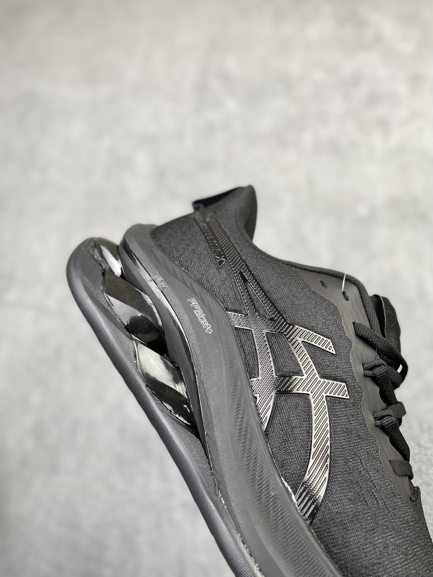 特价💰200
 公司级✅金星系列再添新成员，亚瑟士推出全新款旗舰级缓震跑鞋系列 GEL-KINSEI MAX 运动鞋 厚底增高老爹鞋。 GEL-KINSEI MAX在外观设计上延续了金星系列一贯的冷酷凌冽风格，颜值在近期更新跑鞋中可以说非常出色，这次的焦点并不仅限于外表，更多的是其卓越的功能性设计。后跟设计引人注目，采用了升级版可视HYBRID GEL胶，不仅减轻了鞋子的重量，还能保持出色的缓冲性能和冲击吸收效果。中底内部融入了一块TUP嵌片，从后跟一直延伸至中足，从评测看有镂空，可能融合了结构缓震的效果，同时在中底上层使用了轻量而具有出色缓震性能的FF BLAST+ECO材质，为跑步提供了高度的回弹和灵敏度。下层中底采用了全新的橡胶发泡材料，降低鞋子重量的同时不失舒适性。为了提供更好的抓地力、耐久性和推进力，GEL-KINSEI MAX的外底采用了AHAR+耐磨橡胶大底技术。鞋面采用了工程网眼布鞋面，其中20%的材料由回收材料制成，以减少浪费和碳排放。鞋面与脚的贴合感非常出色，从评测来看更适合秋冬季节训练穿着。
类型：男女鞋
货号：1011B696-001
尺码：36-45h9