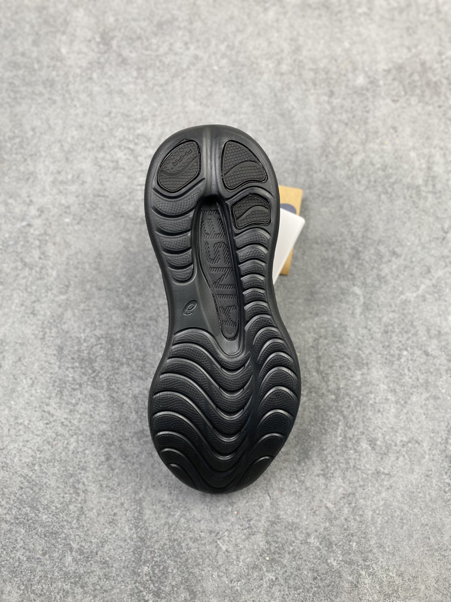 特价💰200
 公司级✅金星系列再添新成员，亚瑟士推出全新款旗舰级缓震跑鞋系列 GEL-KINSEI MAX 运动鞋 厚底增高老爹鞋。 GEL-KINSEI MAX在外观设计上延续了金星系列一贯的冷酷凌冽风格，颜值在近期更新跑鞋中可以说非常出色，这次的焦点并不仅限于外表，更多的是其卓越的功能性设计。后跟设计引人注目，采用了升级版可视HYBRID GEL胶，不仅减轻了鞋子的重量，还能保持出色的缓冲性能和冲击吸收效果。中底内部融入了一块TUP嵌片，从后跟一直延伸至中足，从评测看有镂空，可能融合了结构缓震的效果，同时在中底上层使用了轻量而具有出色缓震性能的FF BLAST+ECO材质，为跑步提供了高度的回弹和灵敏度。下层中底采用了全新的橡胶发泡材料，降低鞋子重量的同时不失舒适性。为了提供更好的抓地力、耐久性和推进力，GEL-KINSEI MAX的外底采用了AHAR+耐磨橡胶大底技术。鞋面采用了工程网眼布鞋面，其中20%的材料由回收材料制成，以减少浪费和碳排放。鞋面与脚的贴合感非常出色，从评测来看更适合秋冬季节训练穿着。
类型：男女鞋
货号：1011B696-001
尺码：36-45h9