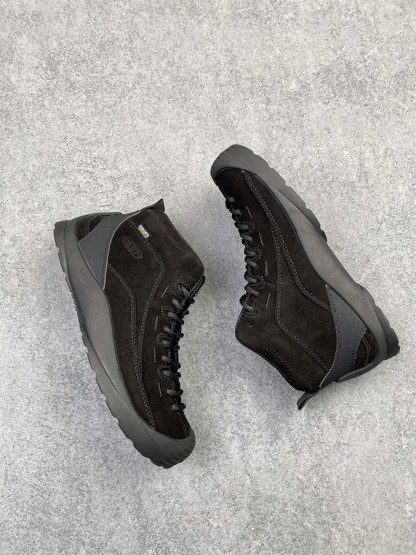 💰240支持放店
  Keen 科恩Jasper Rocks SP 贾斯珀都市系列复古低帮系带户外风露营徒步登山运动训练鞋 25ss秋冬季新款原楦型开发纸版 采用固色翻毛皮鞋面材质 内嵌高密度EVA发泡缓震脚垫 外置一体式包裹防滑防剐蹭耐磨橡胶大底
尺码：35-44m9