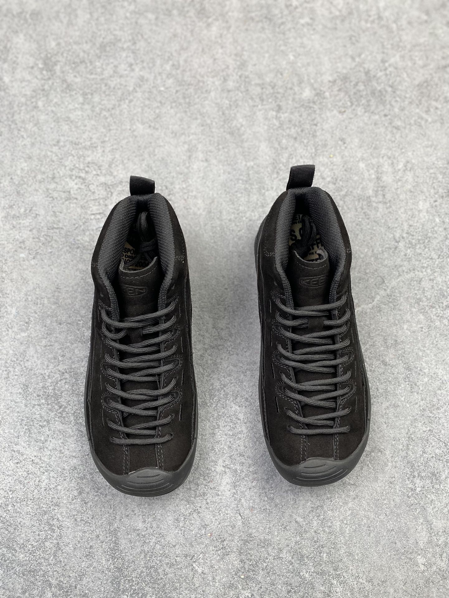 💰240支持放店
  Keen 科恩Jasper Rocks SP 贾斯珀都市系列复古低帮系带户外风露营徒步登山运动训练鞋 25ss秋冬季新款原楦型开发纸版 采用固色翻毛皮鞋面材质 内嵌高密度EVA发泡缓震脚垫 外置一体式包裹防滑防剐蹭耐磨橡胶大底
尺码：35-44m9