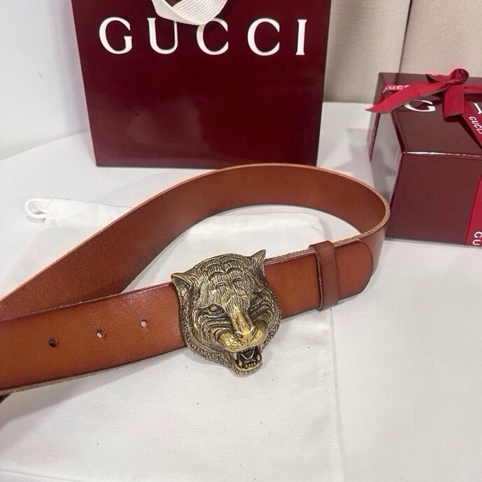 古奇 虎仍然是古驰（Gucci）的独特标志。虎形图案在Double G搭扣上形成一个G形，其灵感来自70