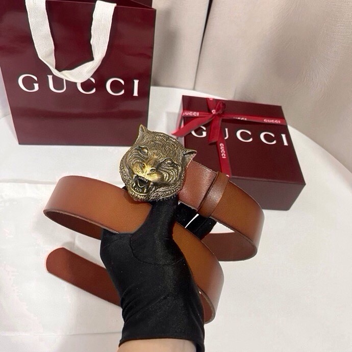 古奇 虎仍然是古驰（Gucci）的独特标志。虎形图案在Double G搭扣上形成一个G形，其灵感来自70