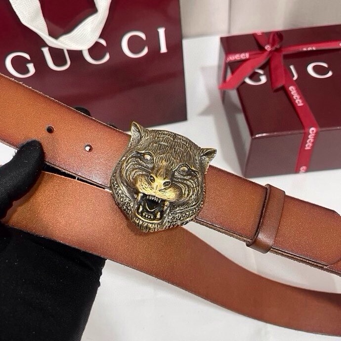 古奇 虎仍然是古驰（Gucci）的独特标志。虎形图案在Double G搭扣上形成一个G形，其灵感来自70