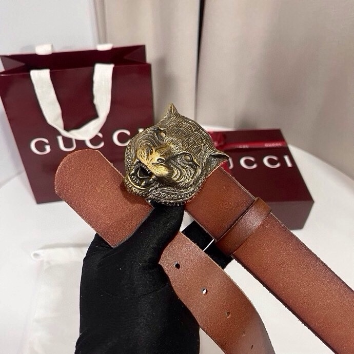 古奇 虎仍然是古驰（Gucci）的独特标志。虎形图案在Double G搭扣上形成一个G形，其灵感来自70